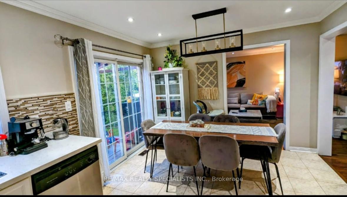 Photo 6 of 15 Bayridge Drive, Brampton, Vales of Castlemore — HOMEH