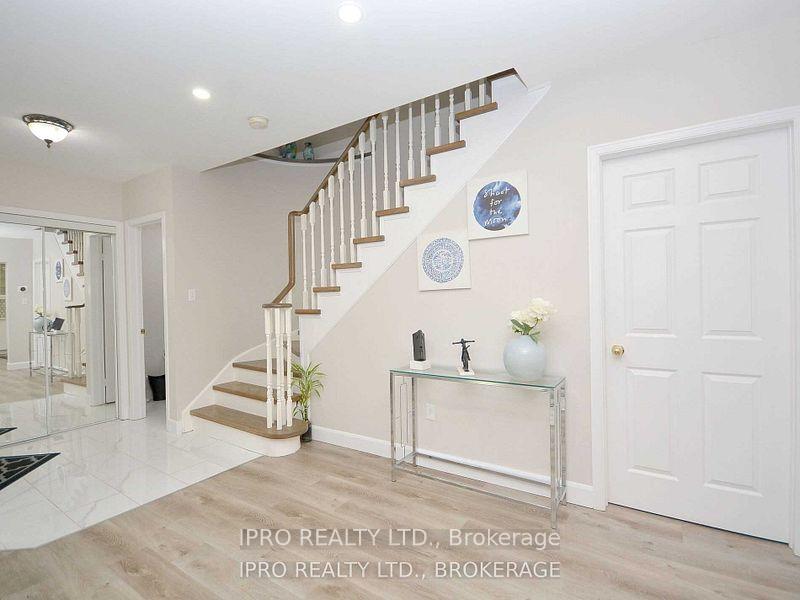 Photo 5 of 2024 Blue Jay Boulevard, Oakville, West Oak Trails — HOMEH