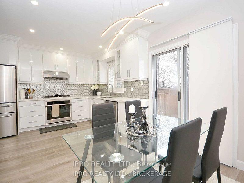 Photo 10 of 2024 Blue Jay Boulevard, Oakville, West Oak Trails — HOMEH
