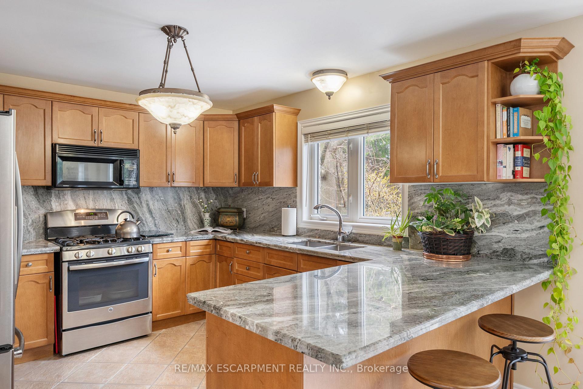 Photo 14 of 51 Orchard Drive, Hamilton, Ancaster — HOMEH