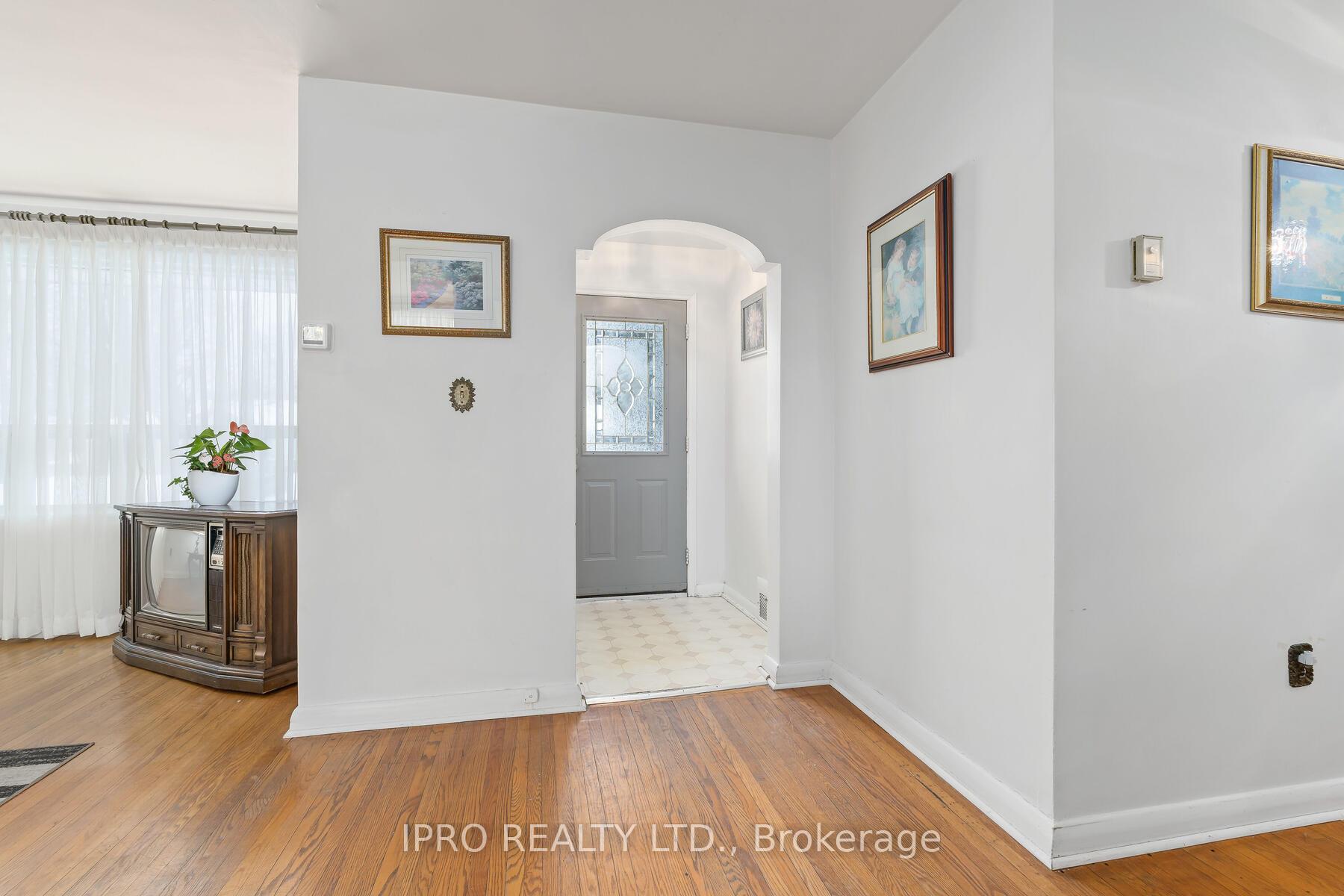 Photo 2 of 11 Byron Street, Halton Hills, Georgetown — HOMEH