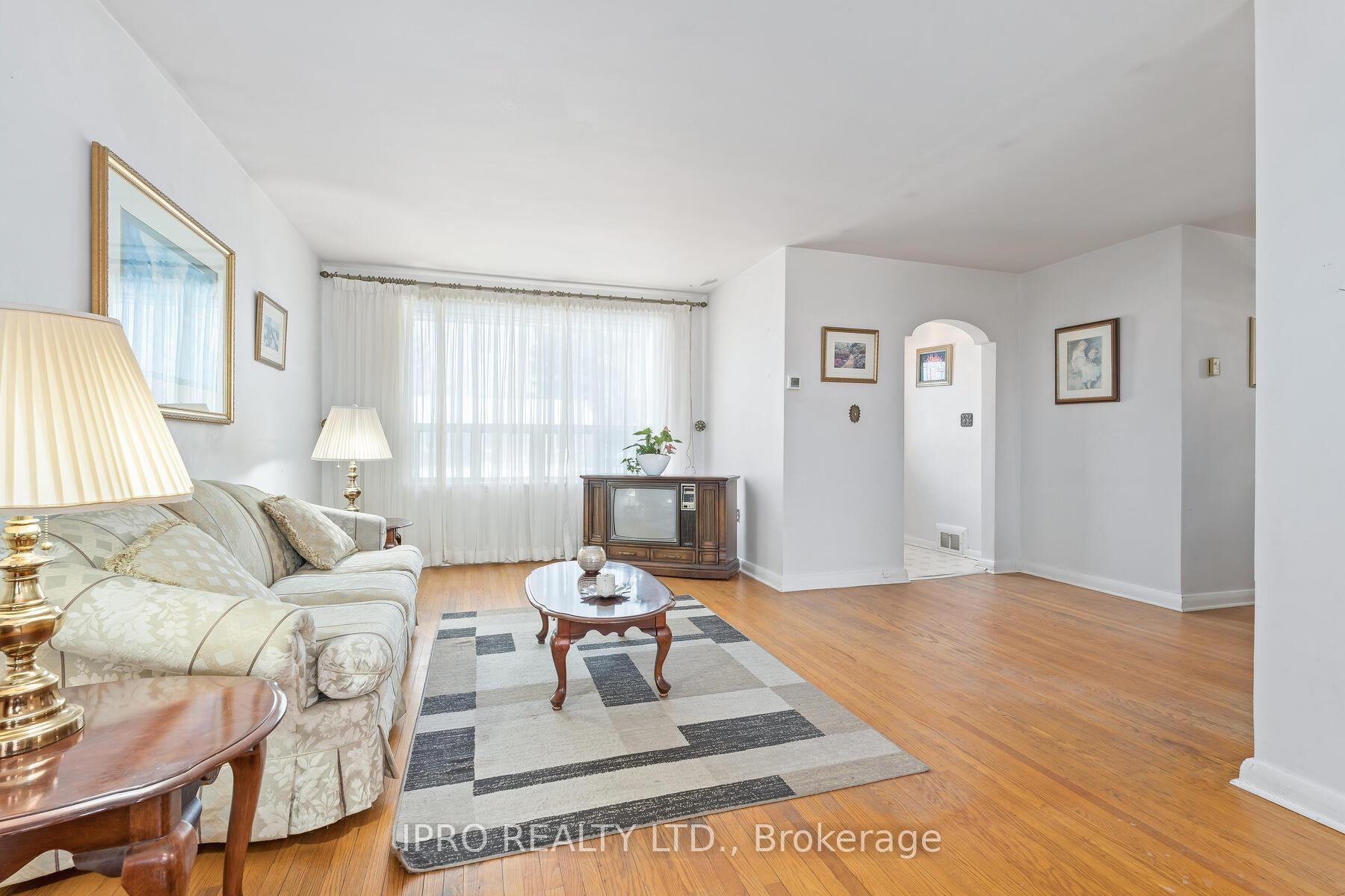 Photo 4 of 11 Byron Street, Halton Hills, Georgetown — HOMEH