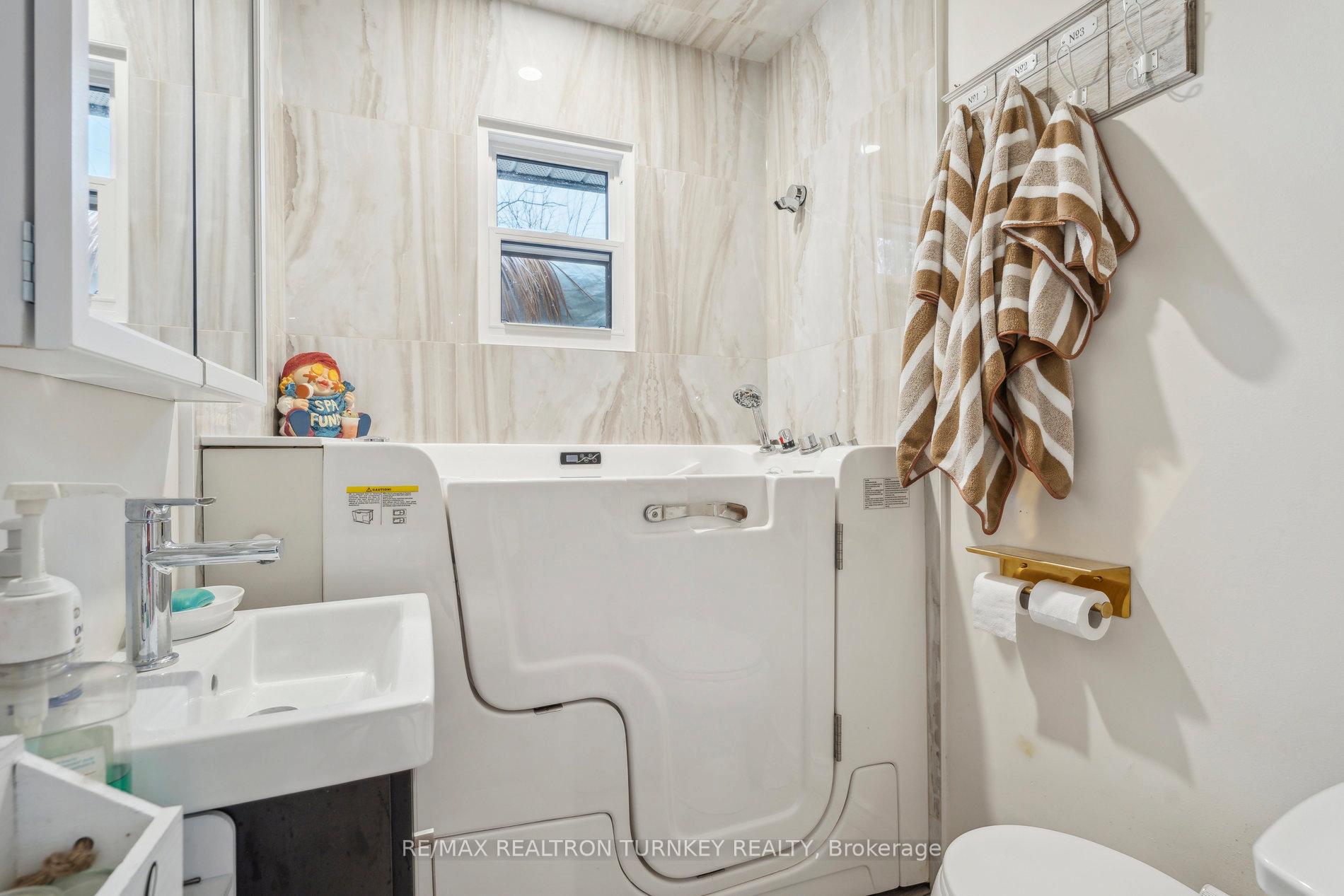 Photo 17 of 296 Lakeview Boulevard, Georgina, Keswick South — HOMEH