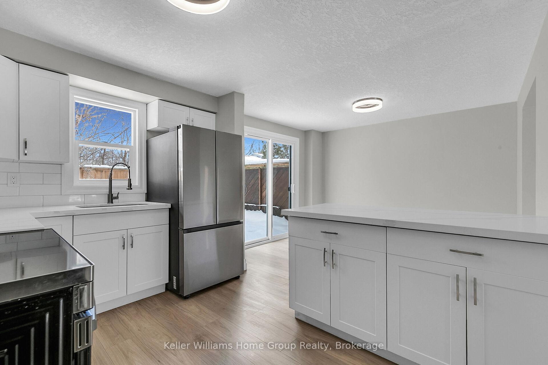 Photo 4 of 549 Parkview Crescent, Cambridge — HOMEH