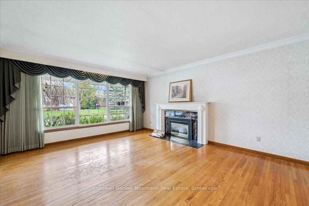 Photo 9 of 61 Applewood Crescent, Guelph, Junction/Onward Willow — HOMEH