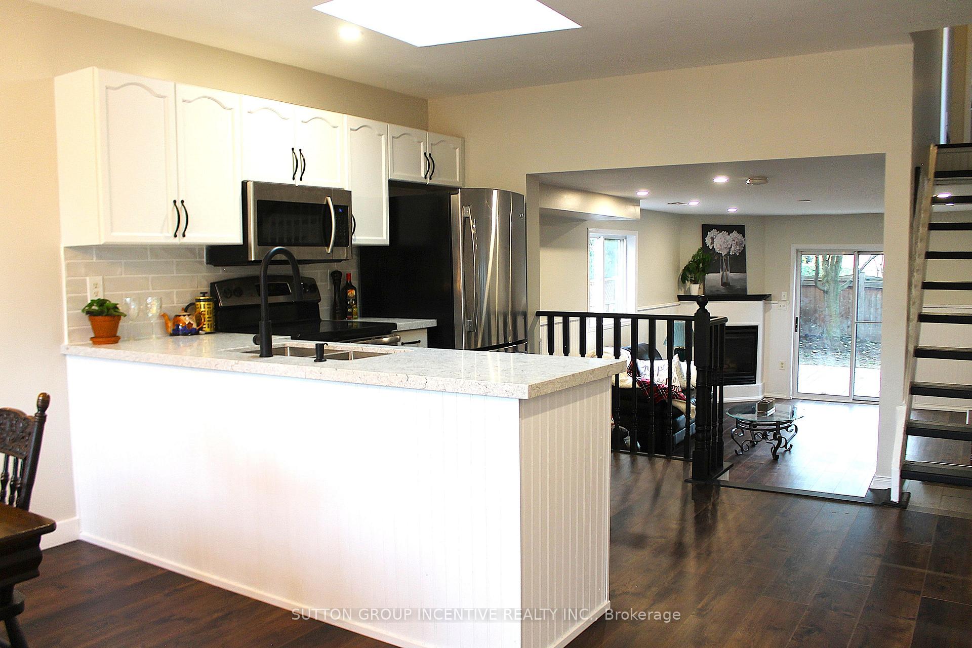 Photo 3 of 30 Assiniboine Drive, Barrie, Holly — HOMEH
