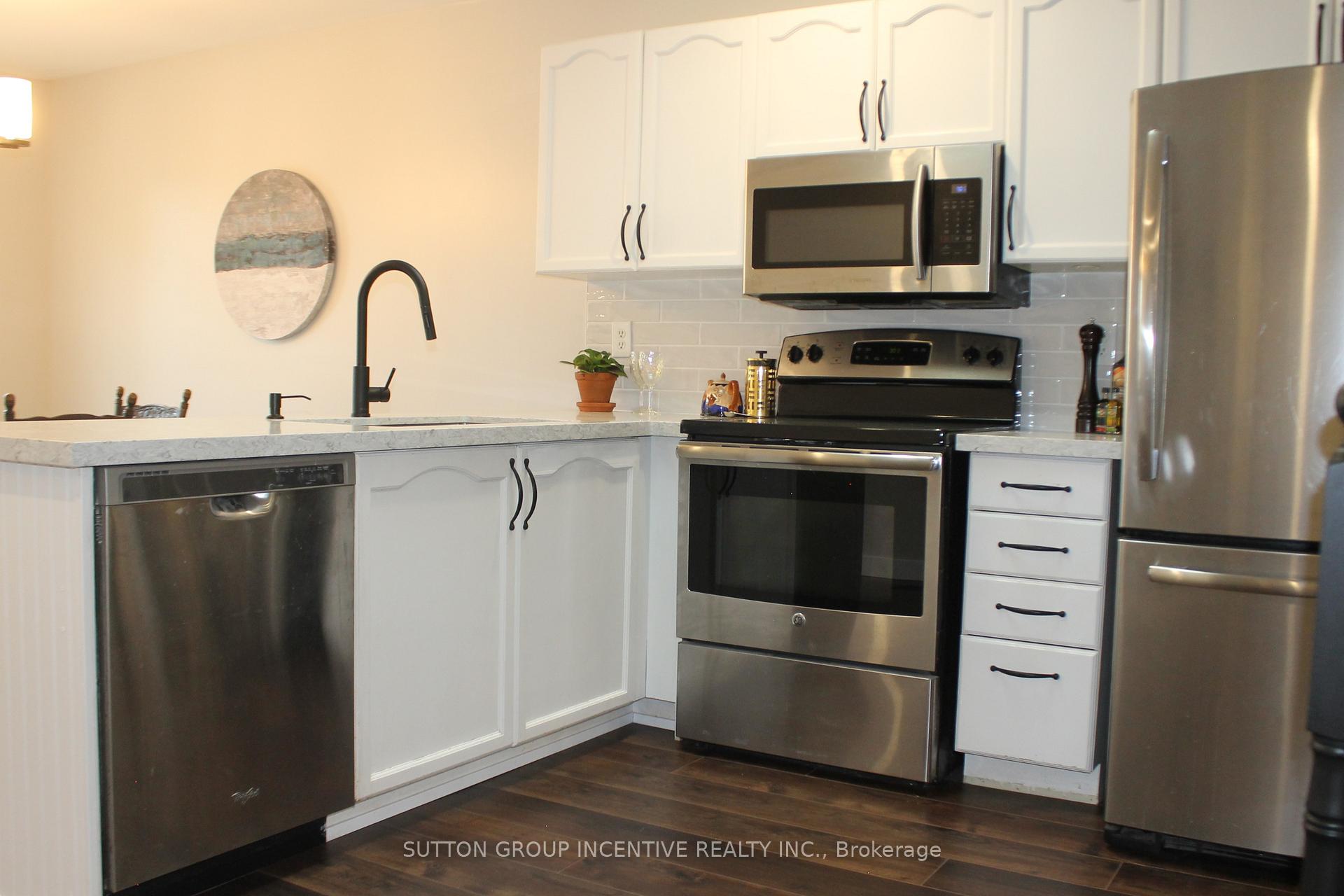Photo 5 of 30 Assiniboine Drive, Barrie, Holly — HOMEH