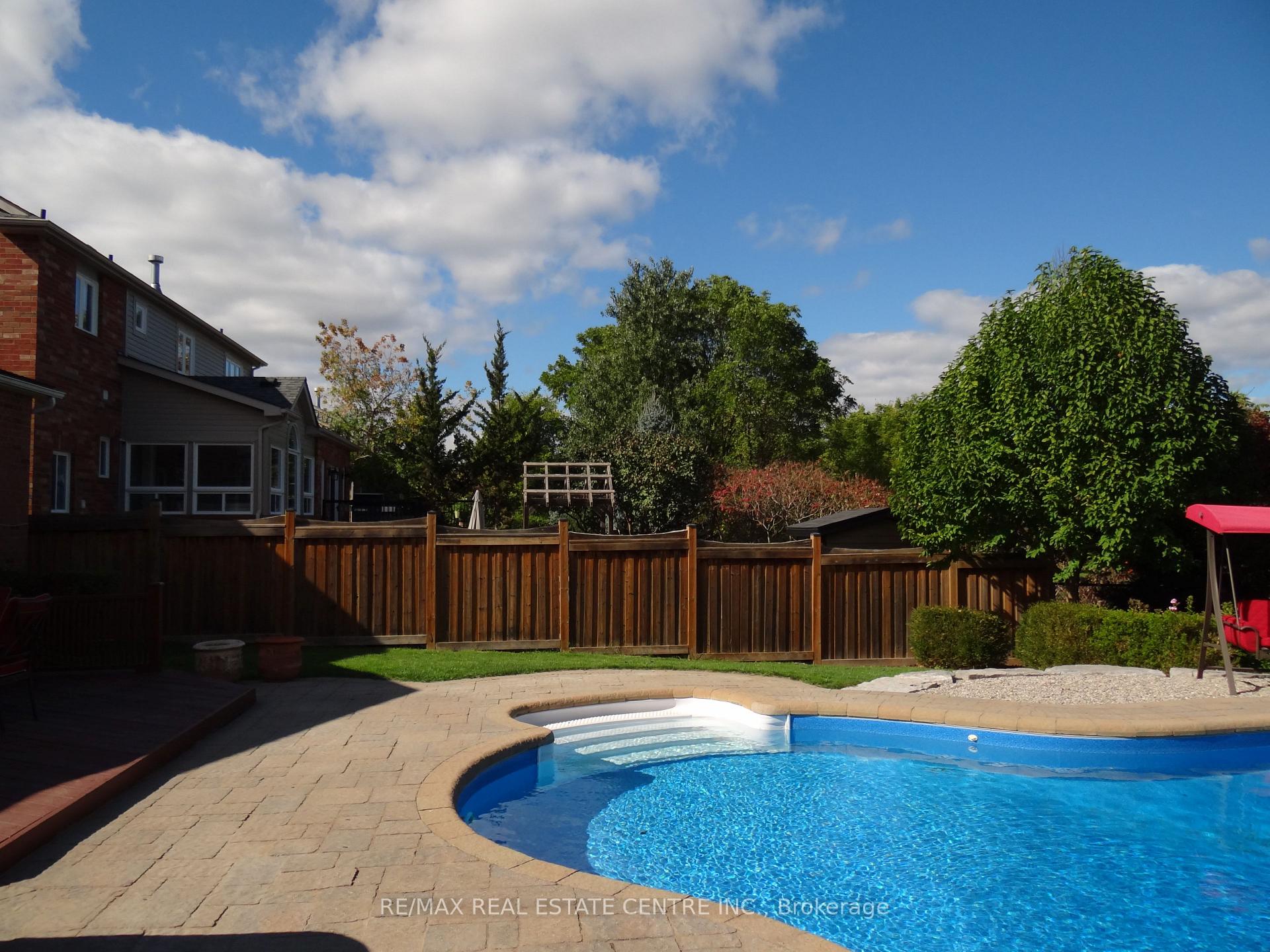 Photo 10 of 25 Grist Mill Drive, Halton Hills, Georgetown — HOMEH