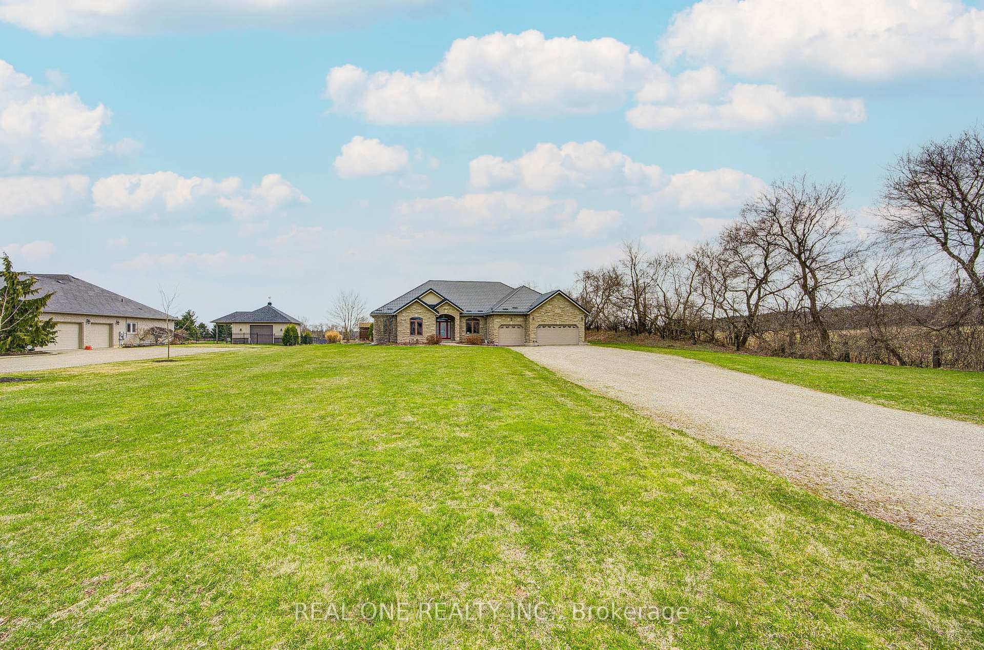 Photo 1 of 492 Scenic Drive, Brant, South Dumfries — HOMEH