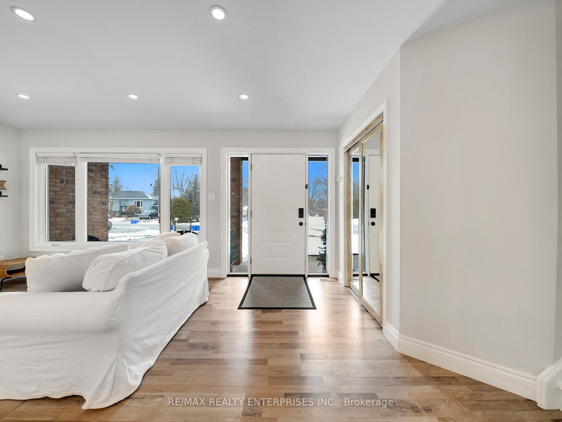 Photo 2 of 35 Wasslow Avenue, Georgina, Pefferlaw — HOMEH