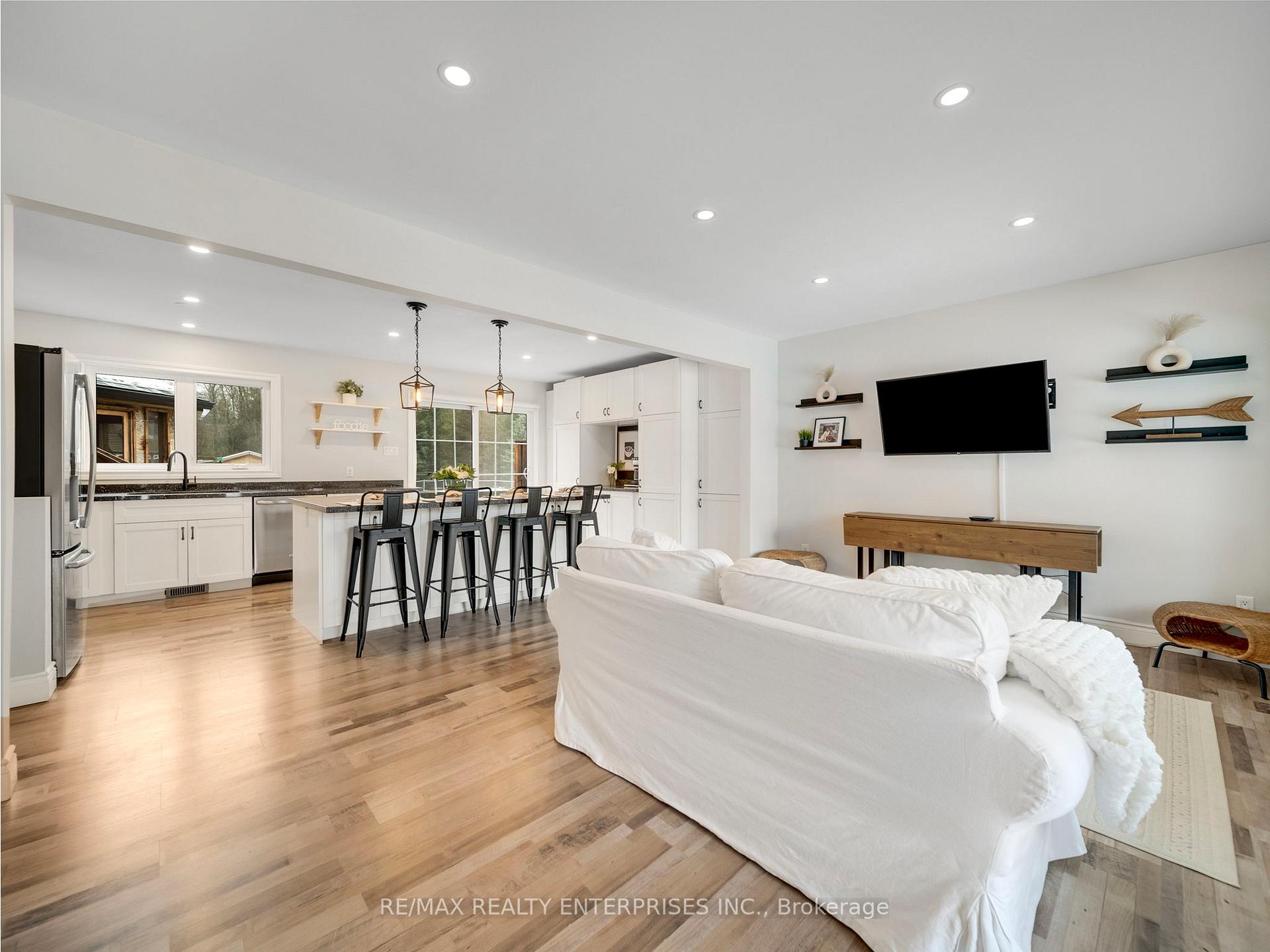 Photo 3 of 35 Wasslow Avenue, Georgina, Pefferlaw — HOMEH