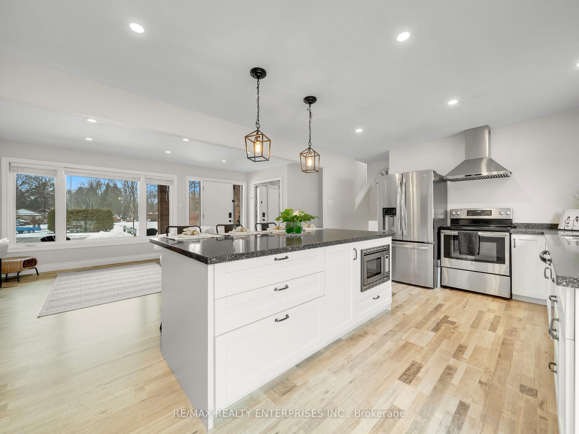 Photo 6 of 35 Wasslow Avenue, Georgina, Pefferlaw — HOMEH
