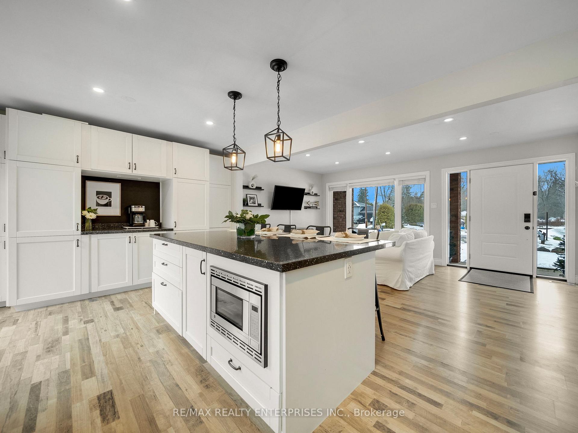 Photo 8 of 35 Wasslow Avenue, Georgina, Pefferlaw — HOMEH