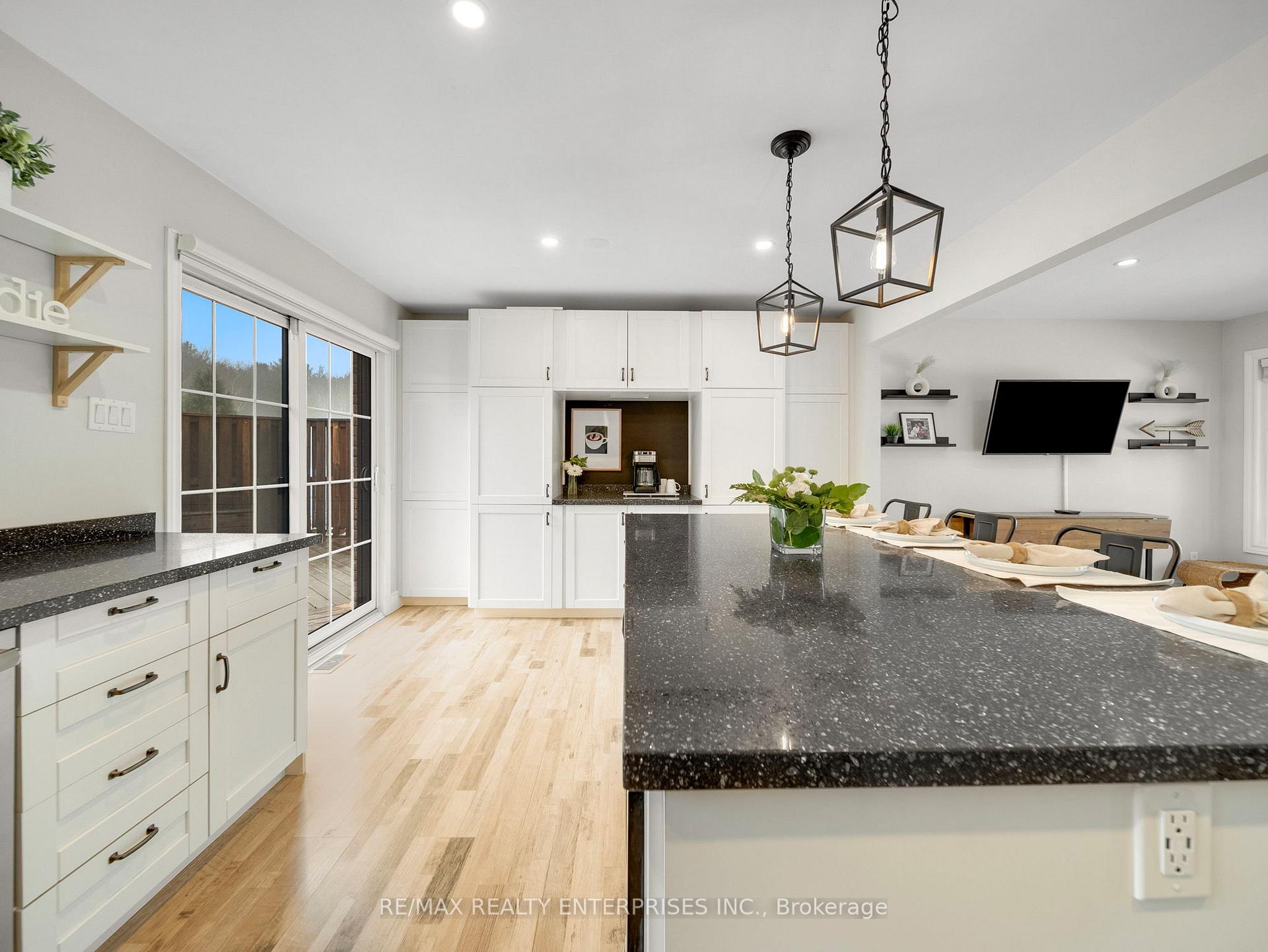 Photo 11 of 35 Wasslow Avenue, Georgina, Pefferlaw — HOMEH