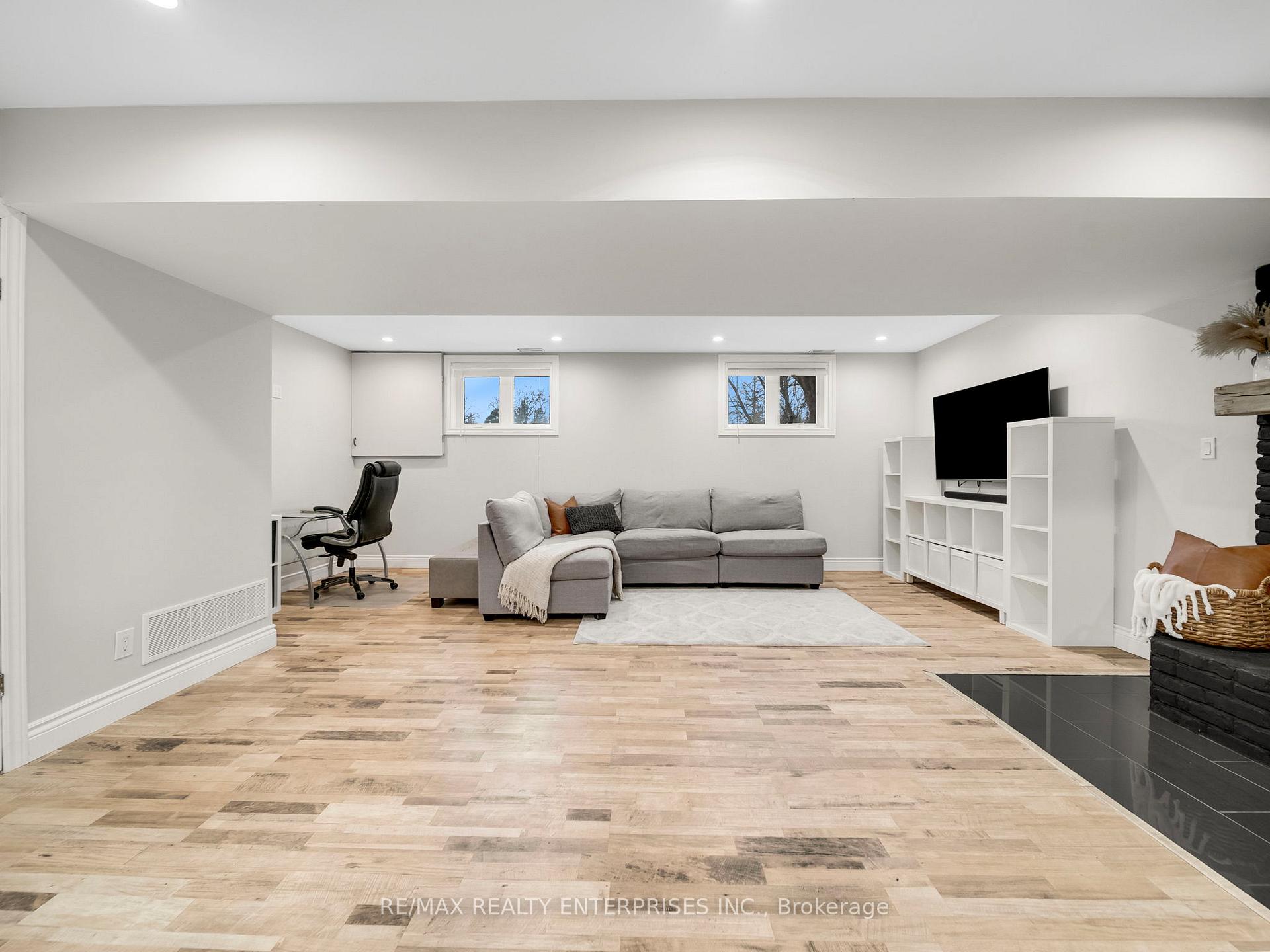 Photo 23 of 35 Wasslow Avenue, Georgina, Pefferlaw — HOMEH