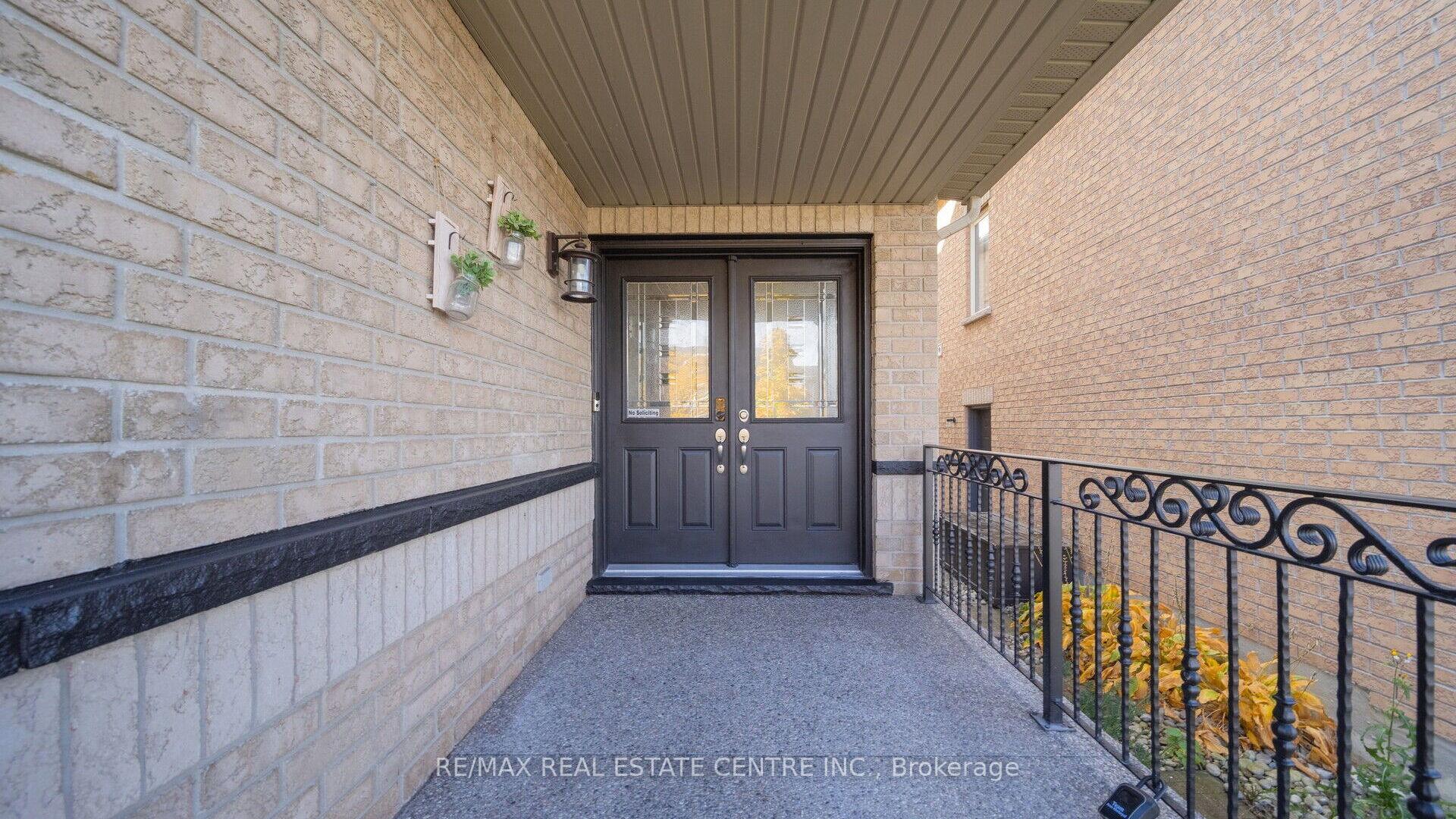 Photo 2 of 4 Chetholme Place, Halton Hills, Georgetown — HOMEH