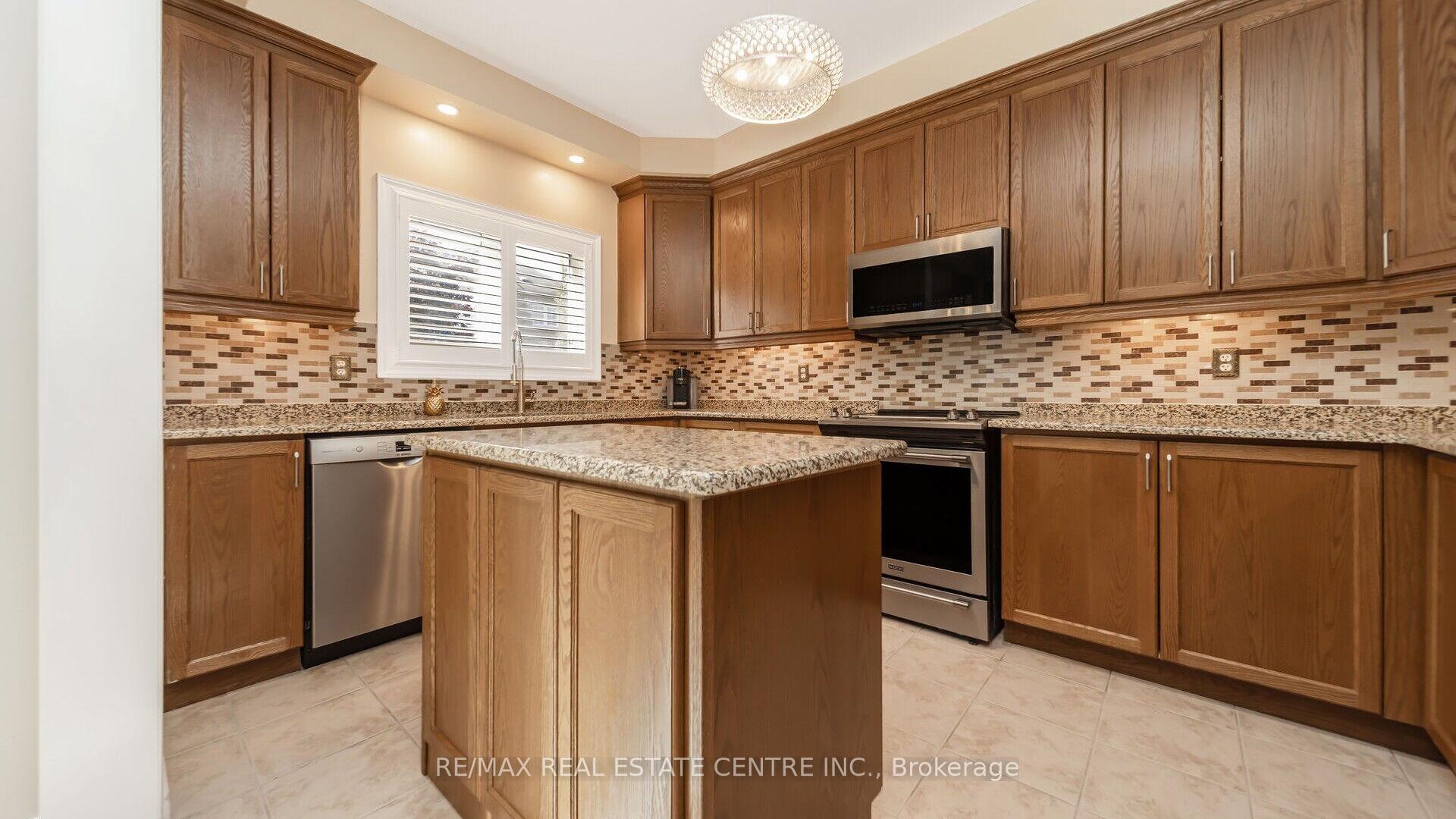 Photo 12 of 4 Chetholme Place, Halton Hills, Georgetown — HOMEH