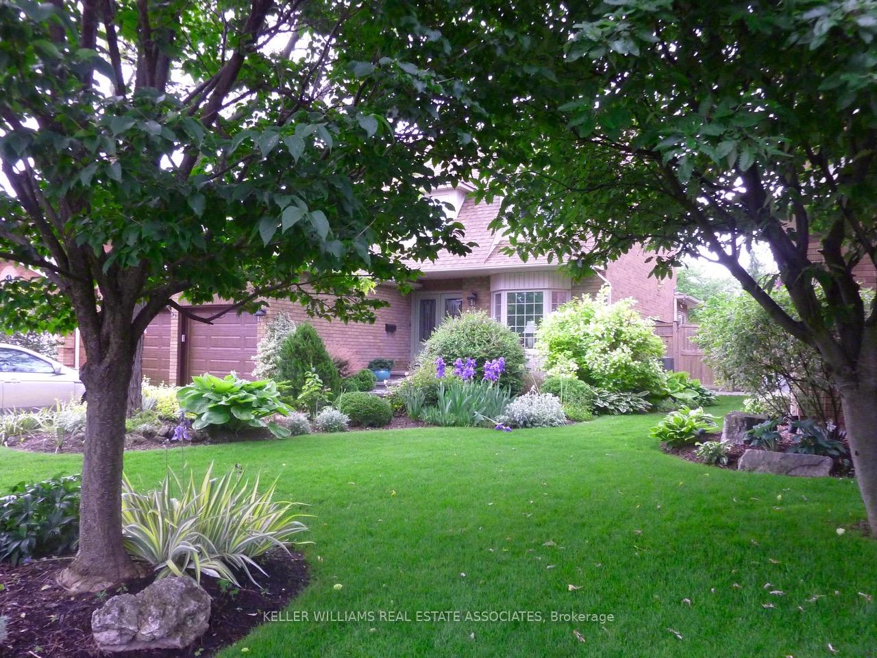 Photo 2 of 14 Nixon Crescent, Halton Hills, Georgetown — HOMEH