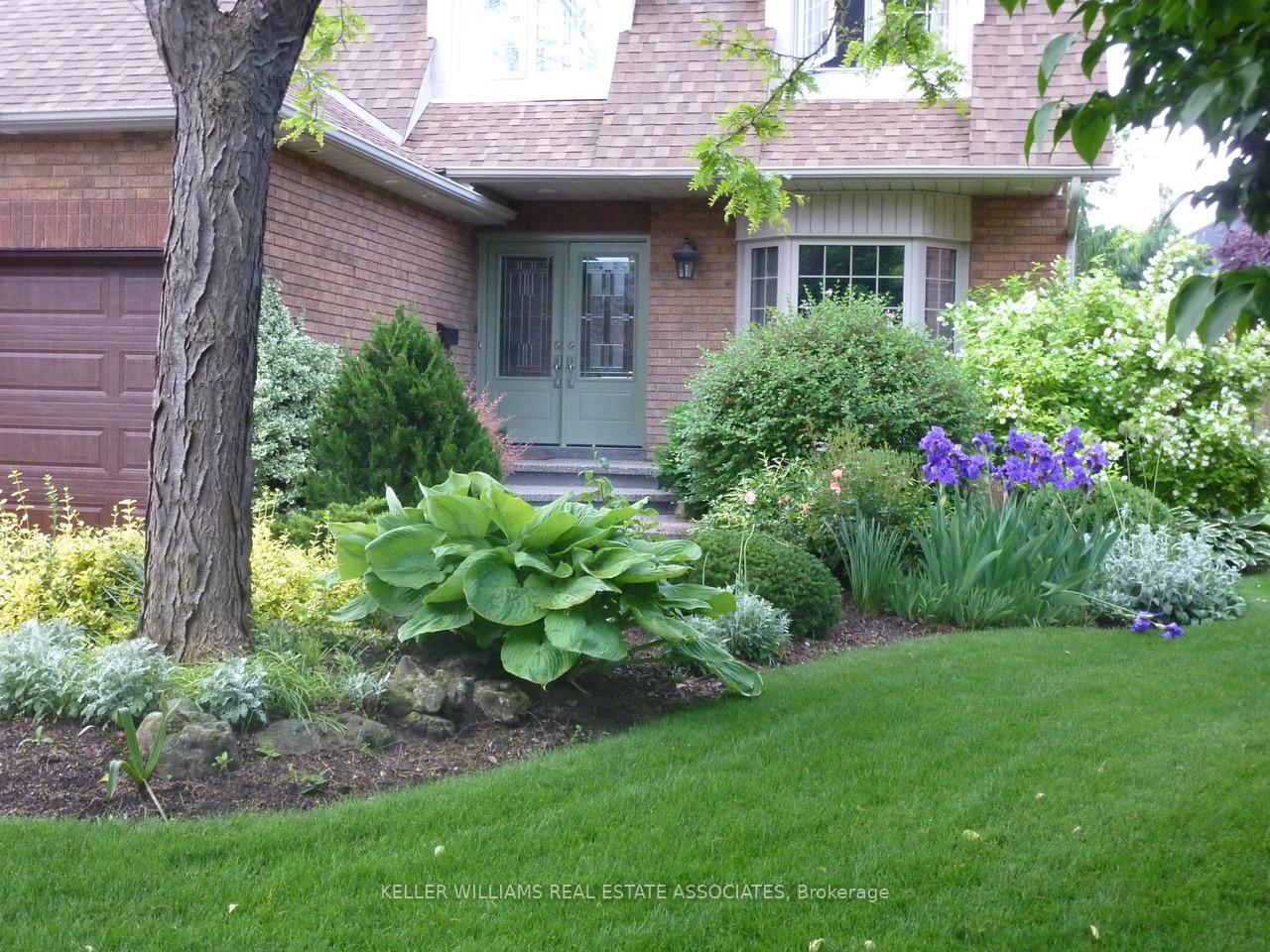 Photo 3 of 14 Nixon Crescent, Halton Hills, Georgetown — HOMEH