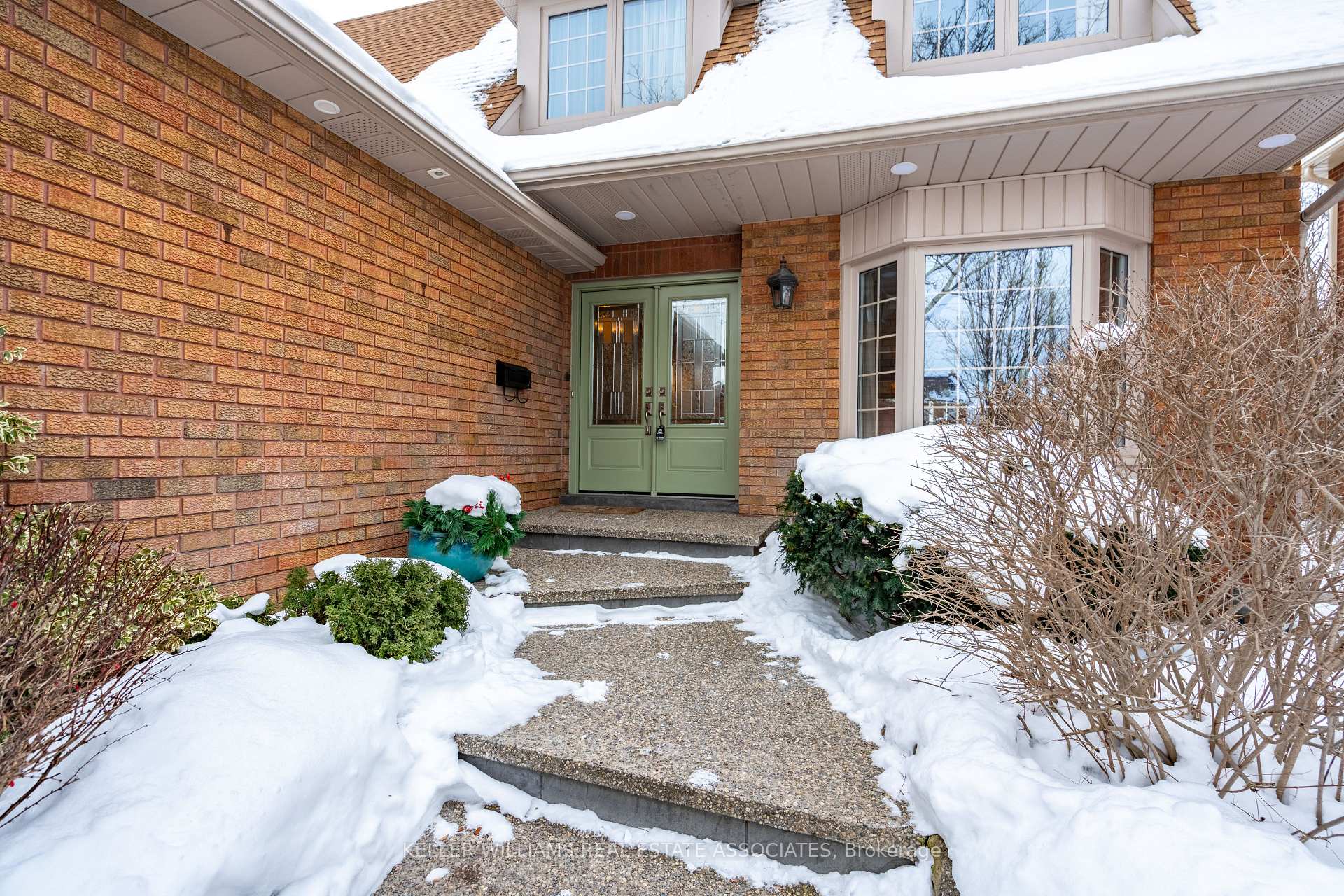Photo 4 of 14 Nixon Crescent, Halton Hills, Georgetown — HOMEH