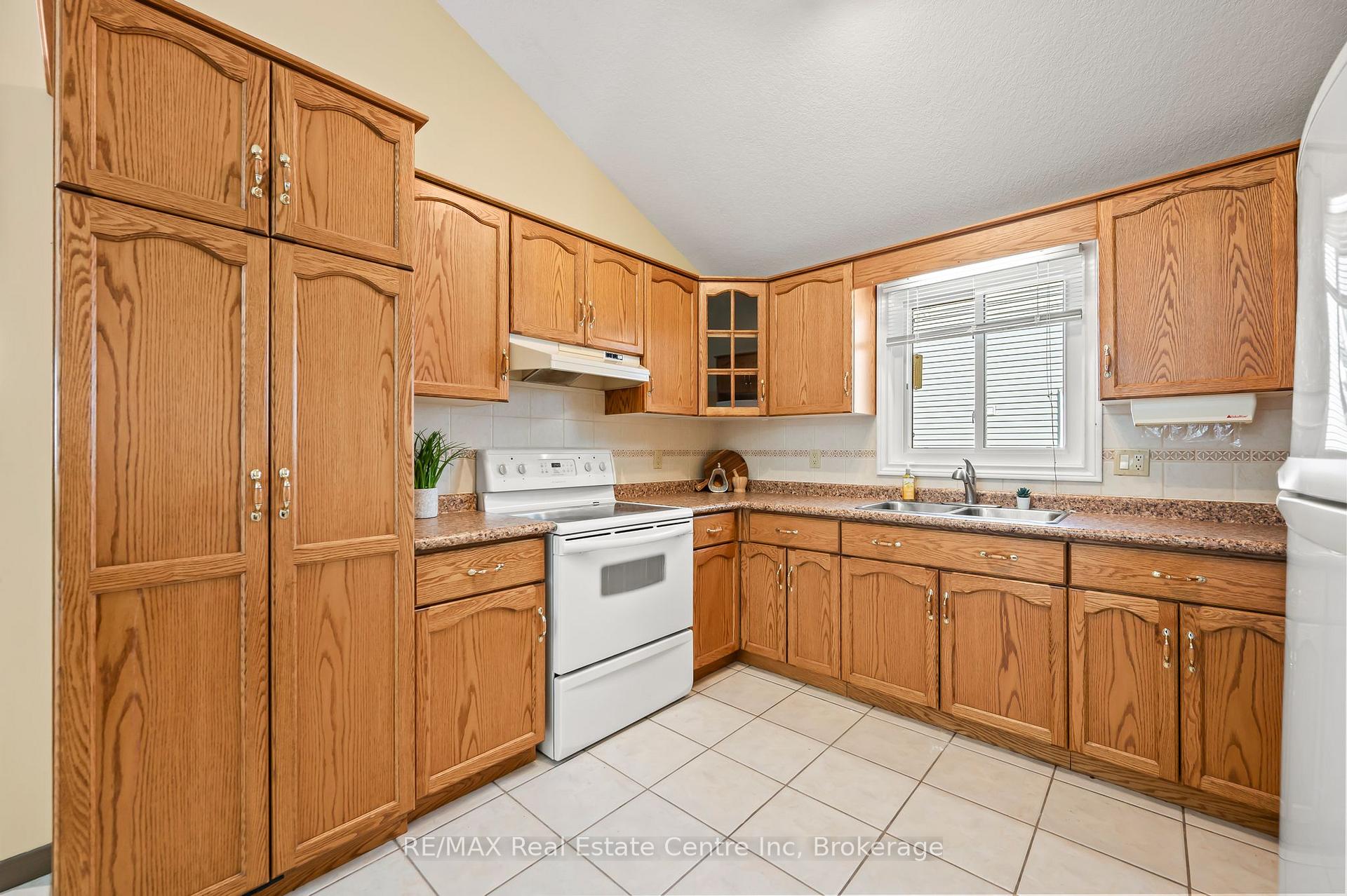 Photo 9 of 15 Abbeywood Crescent, Guelph, Willow West/Sugarbush/West Acres — HOMEH