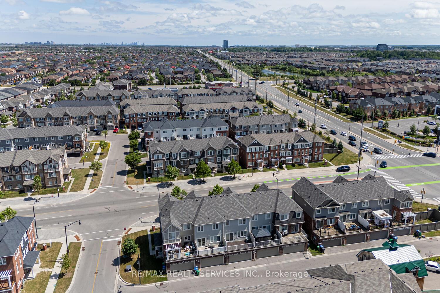 Photo 2 of 221 Remembrance Road E, Brampton, Northwest Brampton — HOMEH