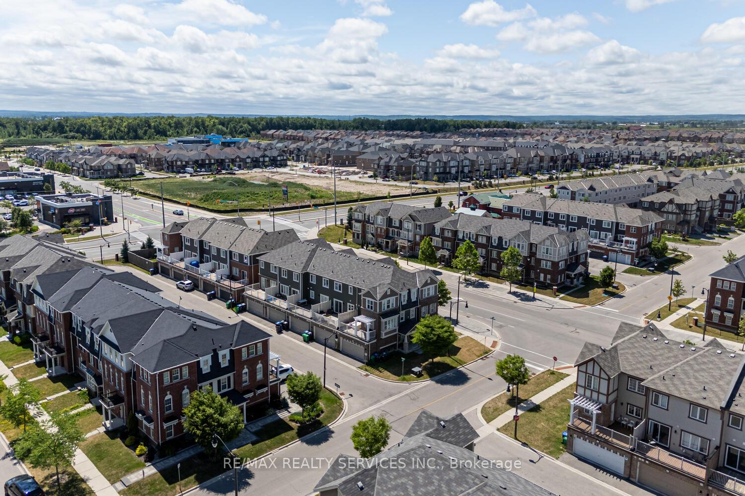 Photo 4 of 221 Remembrance Road E, Brampton, Northwest Brampton — HOMEH