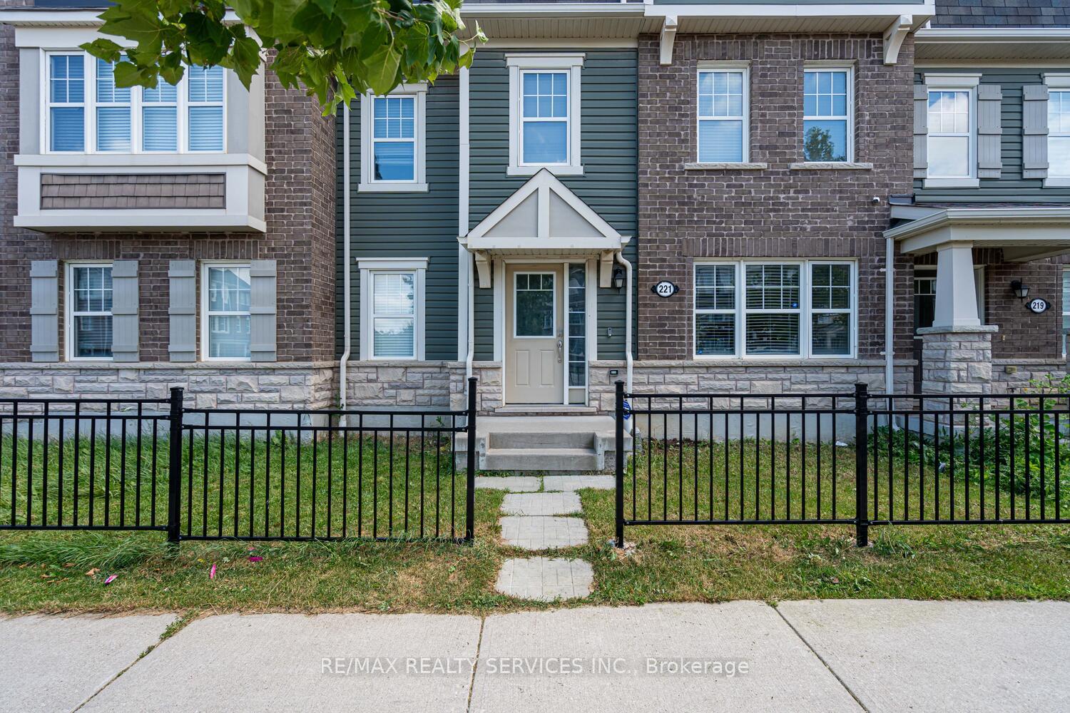 Photo 5 of 221 Remembrance Road E, Brampton, Northwest Brampton — HOMEH