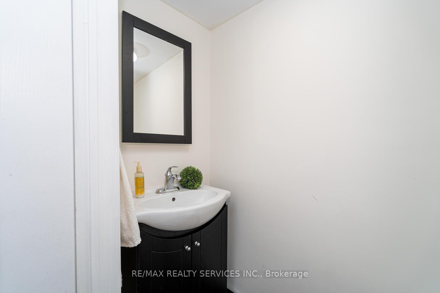 Photo 13 of 221 Remembrance Road E, Brampton, Northwest Brampton — HOMEH