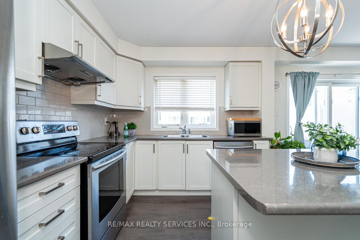 Photo 22 of 221 Remembrance Road E, Brampton, Northwest Brampton — HOMEH