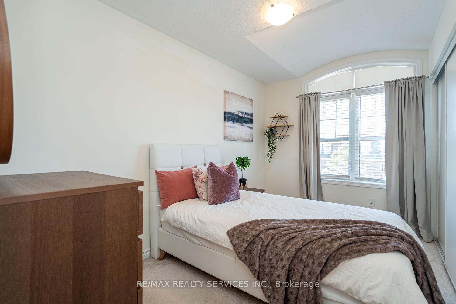 Photo 40 of 221 Remembrance Road E, Brampton, Northwest Brampton — HOMEH