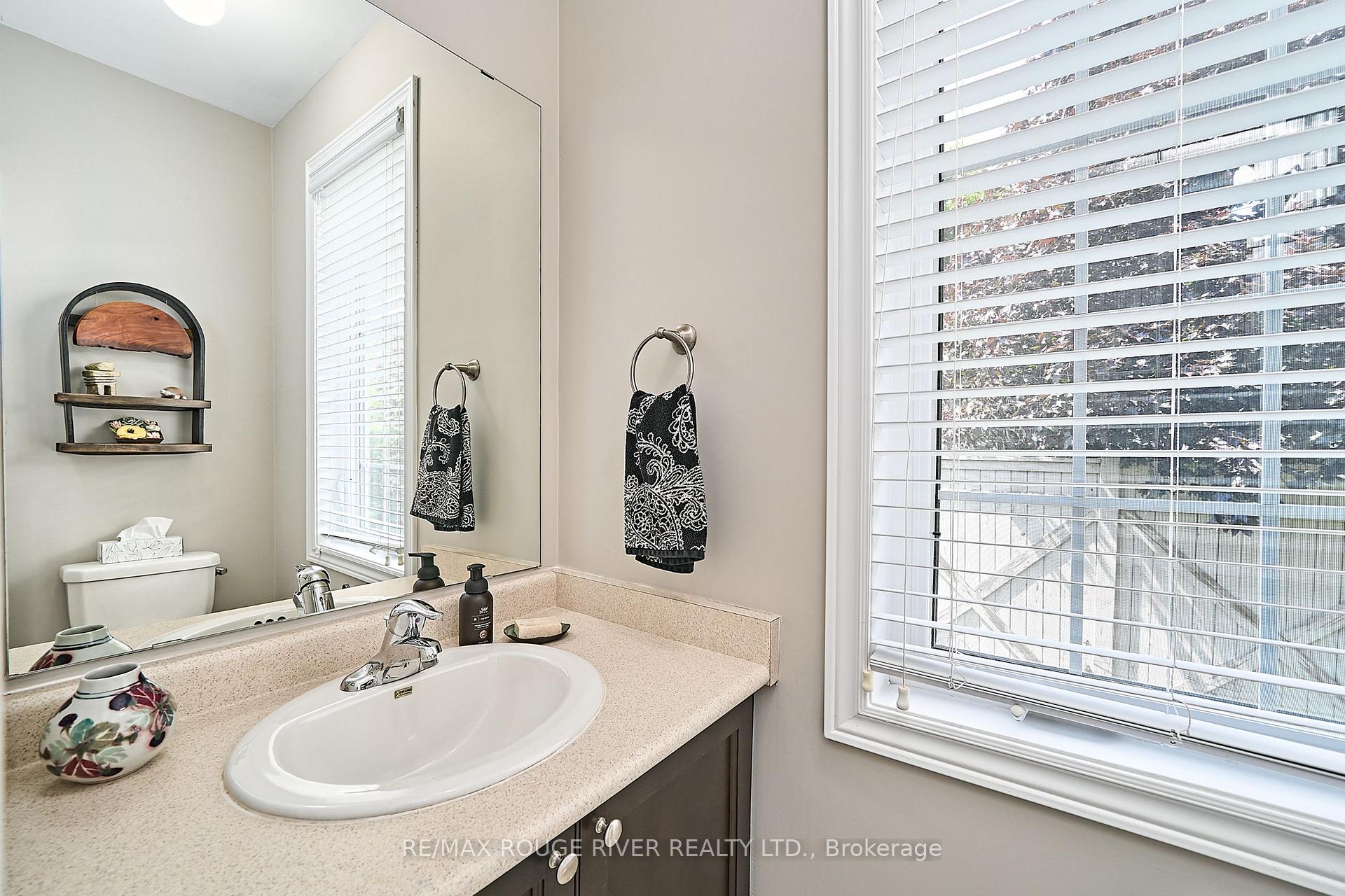 Photo 11 of 26 Lander Crescent, Clarington, Bowmanville — HOMEH