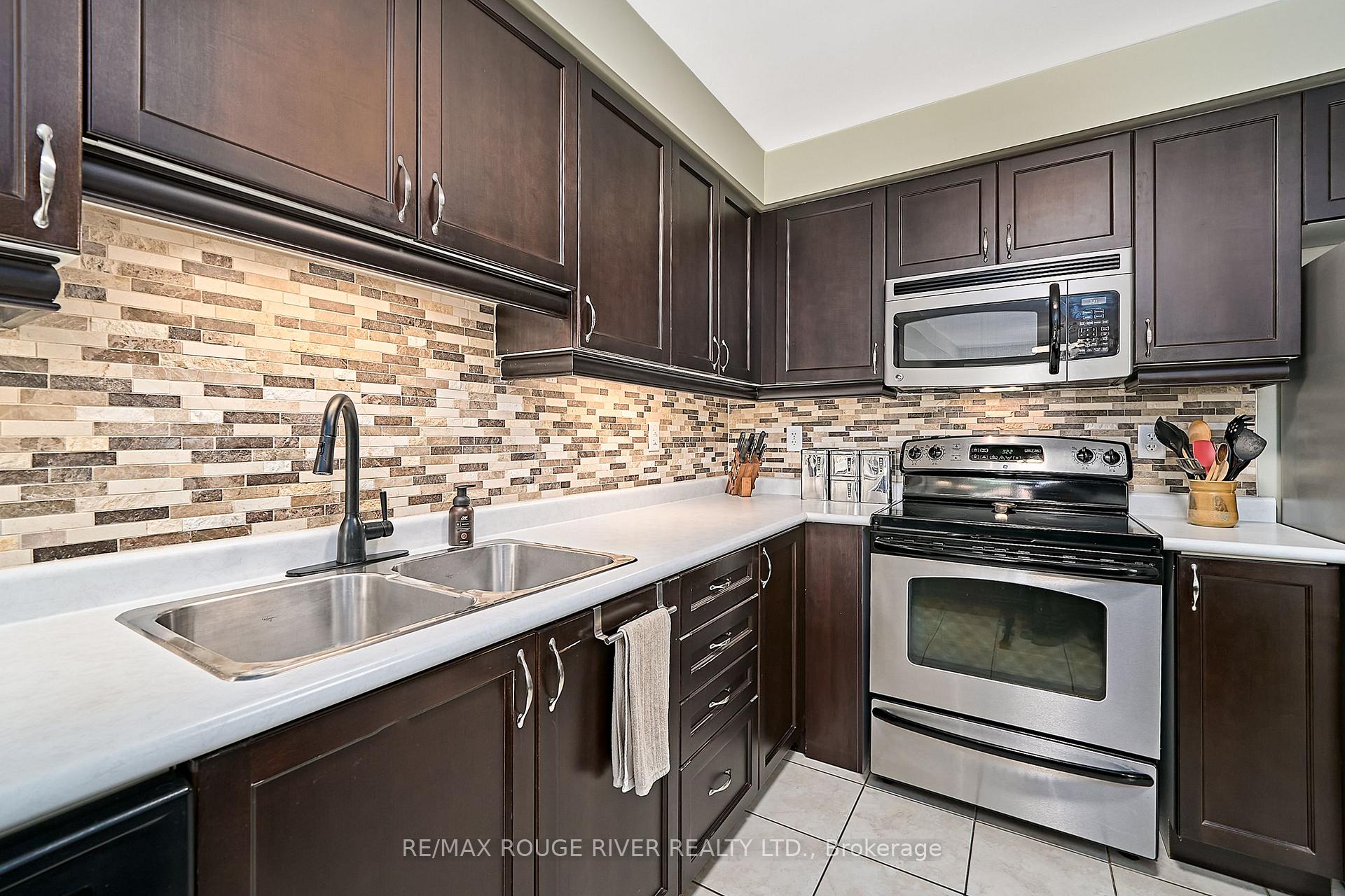 Photo 16 of 26 Lander Crescent, Clarington, Bowmanville — HOMEH