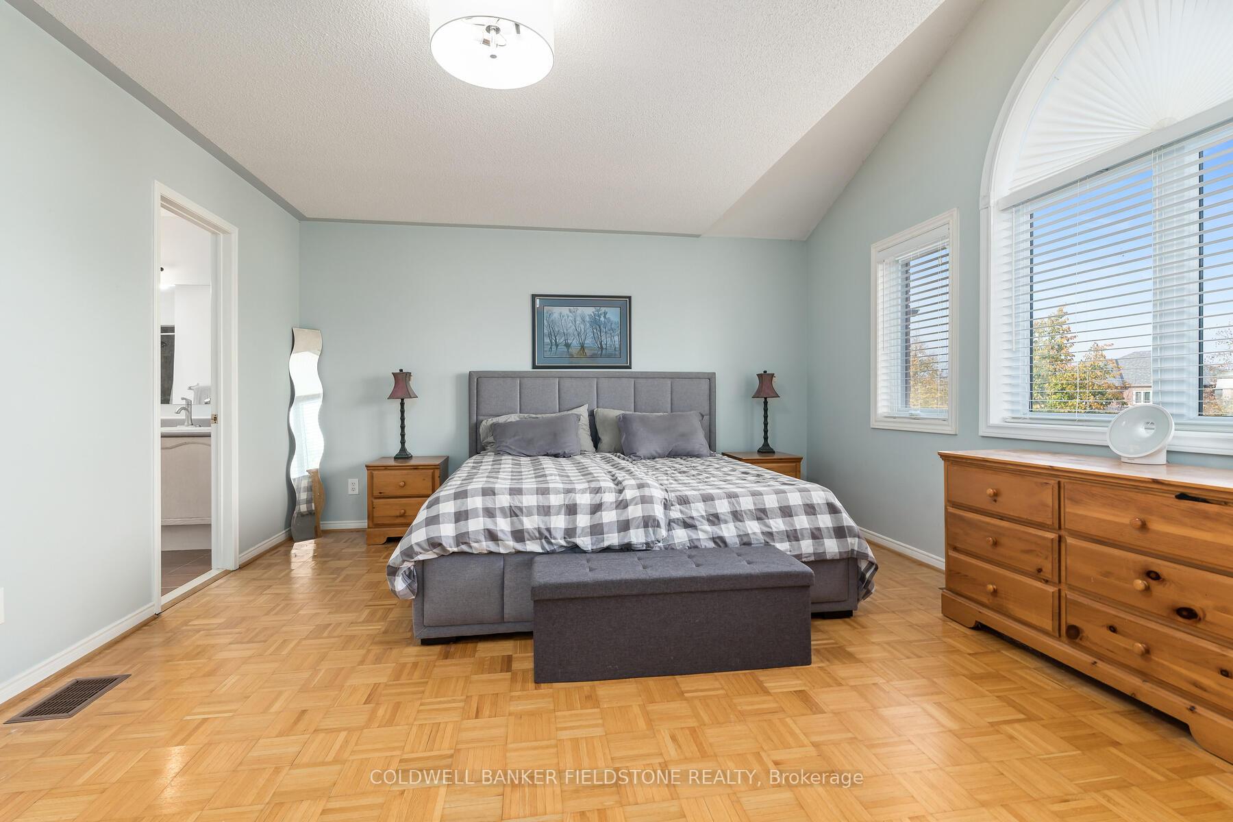 Photo 19 of 78 Lauchlin Crescent, Halton Hills, Georgetown — HOMEH