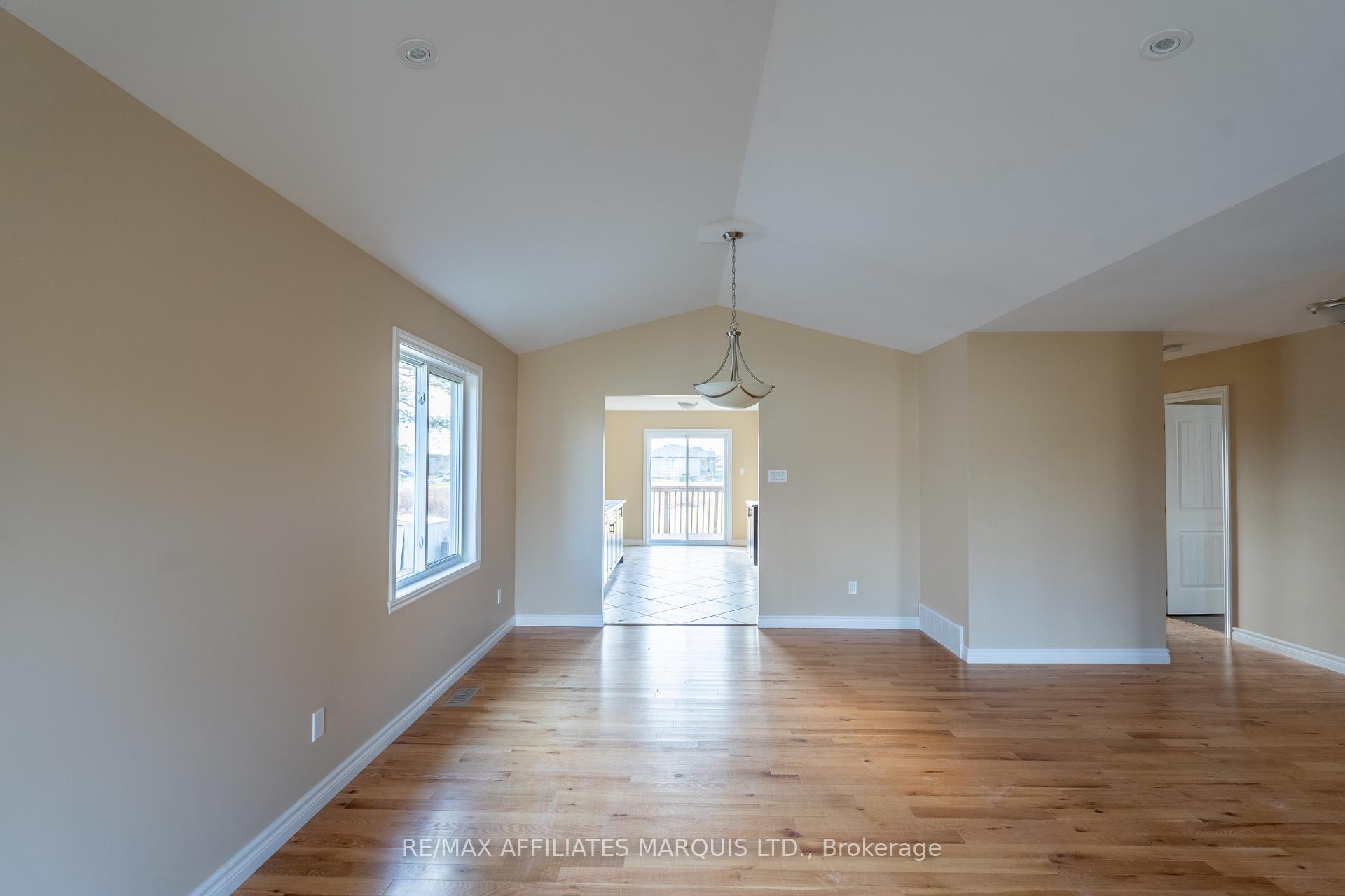 Photo 8 of 2240 Pitt Street W, Cornwall — HOMEH