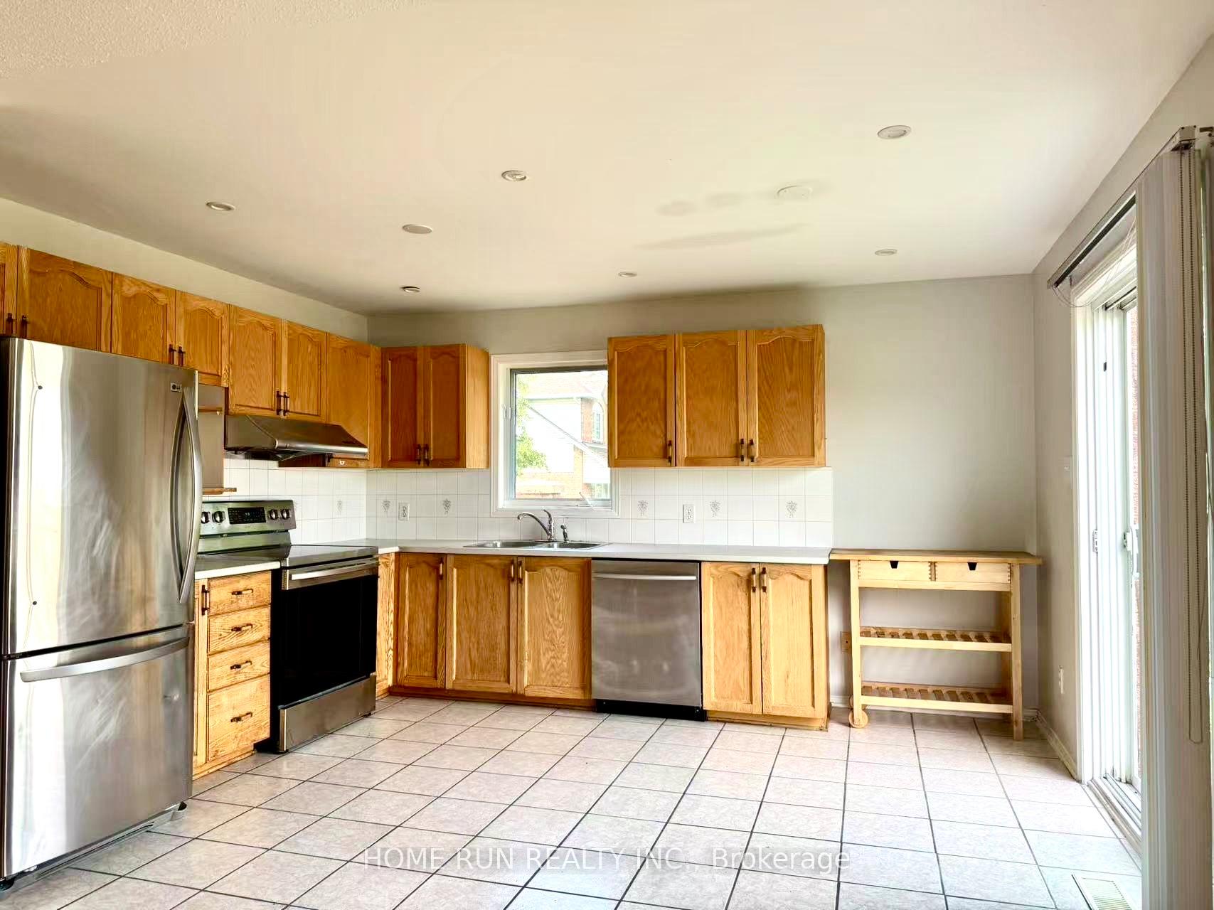 Photo 3 of 1 Sandstone Court, Ottawa, Barrhaven East — HOMEH