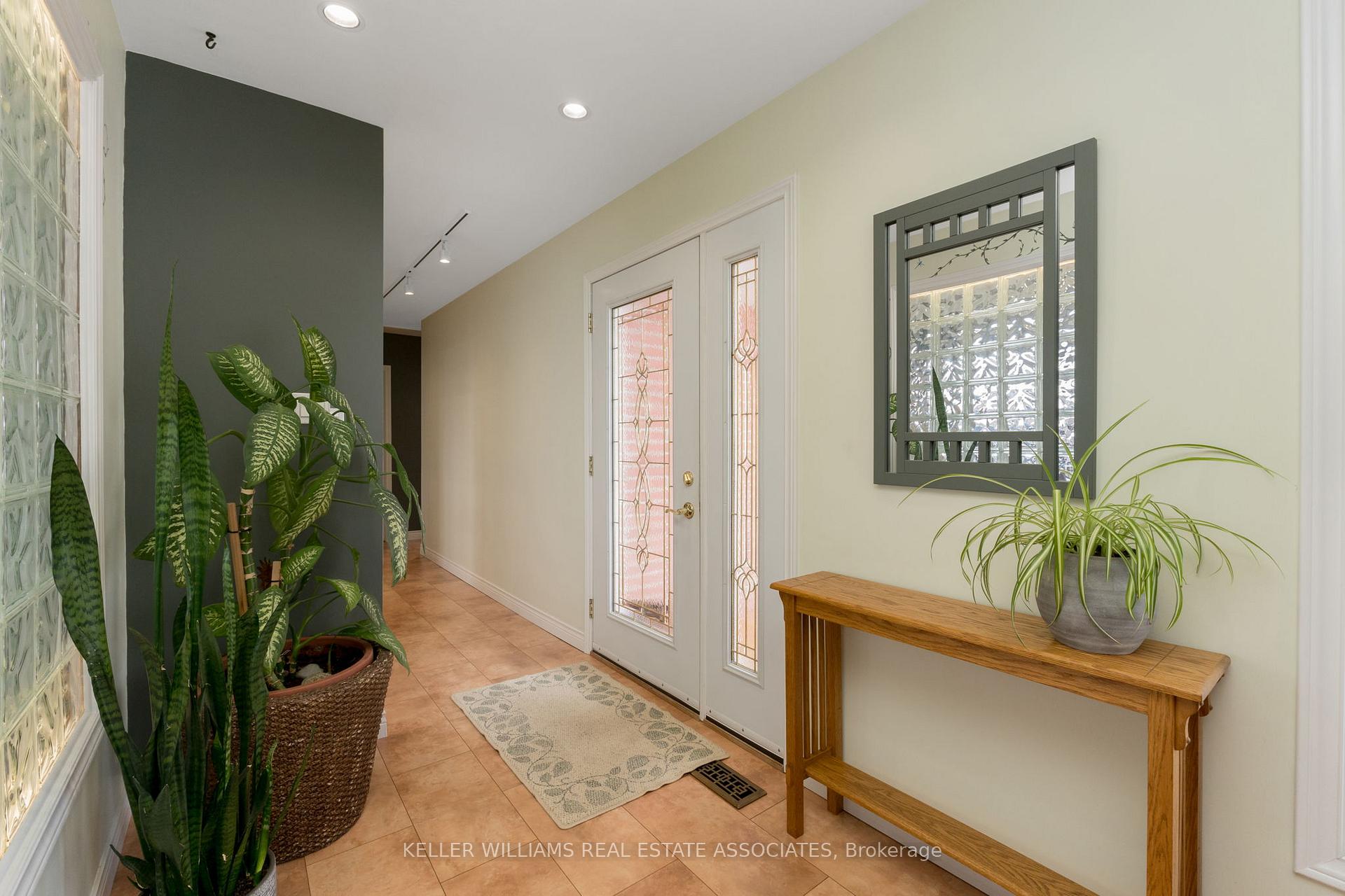 Photo 4 of 25 Mackenzie Drive, Halton Hills, Georgetown — HOMEH
