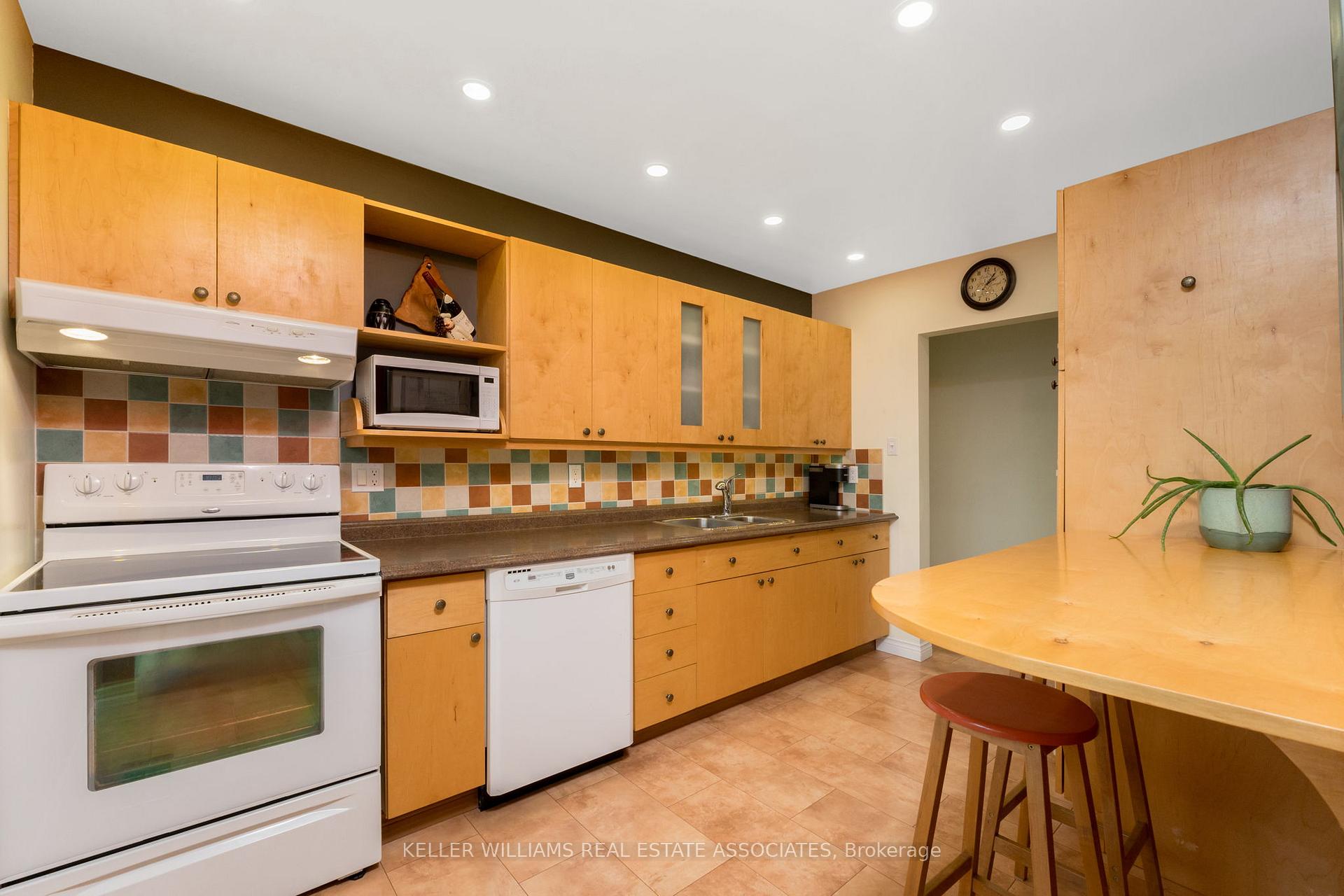 Photo 9 of 25 Mackenzie Drive, Halton Hills, Georgetown — HOMEH