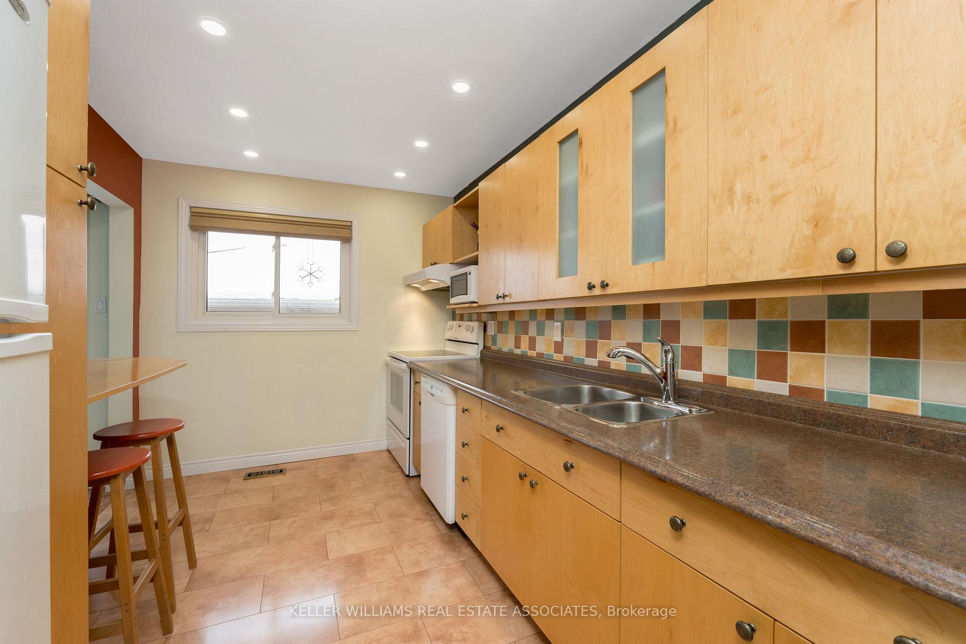 Photo 12 of 25 Mackenzie Drive, Halton Hills, Georgetown — HOMEH