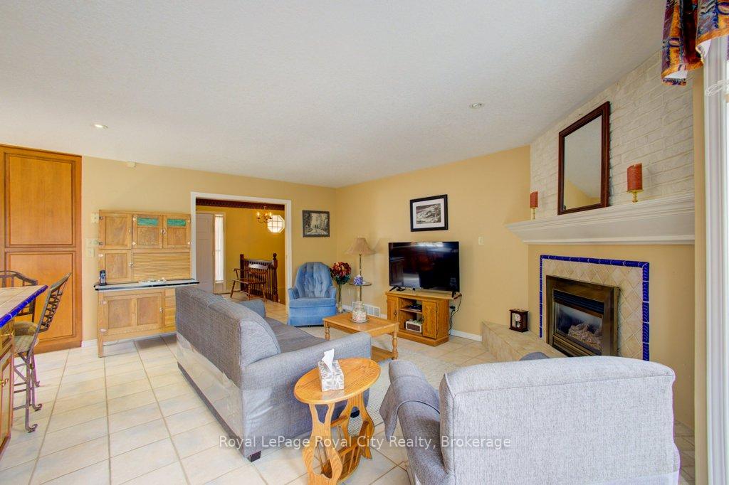 Photo 7 of 227 Dimson Avenue, Guelph, Kortright East — HOMEH