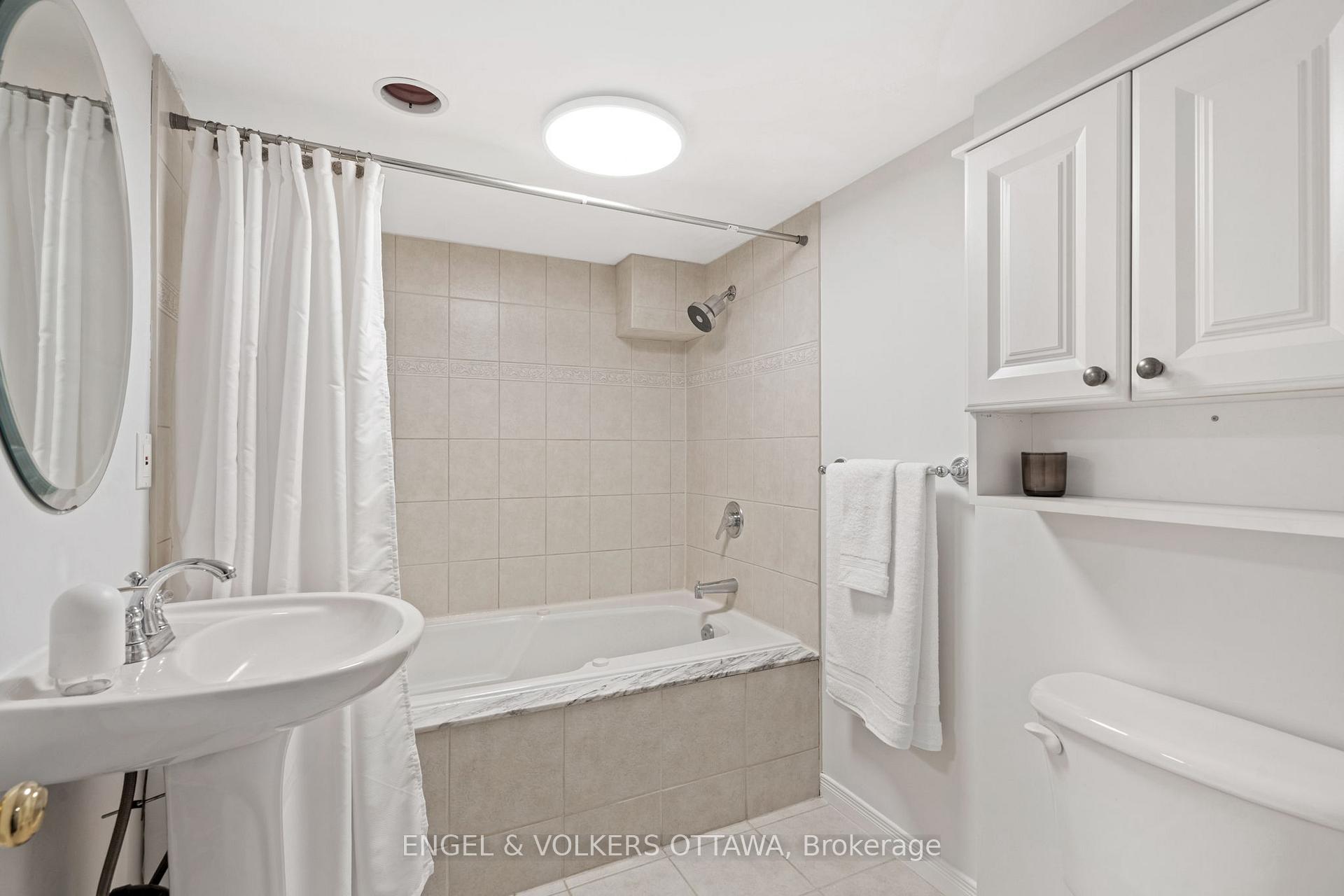 Photo 33 of 631 Rowanwood Avenue, Ottawa, McKellar/Highland — HOMEH