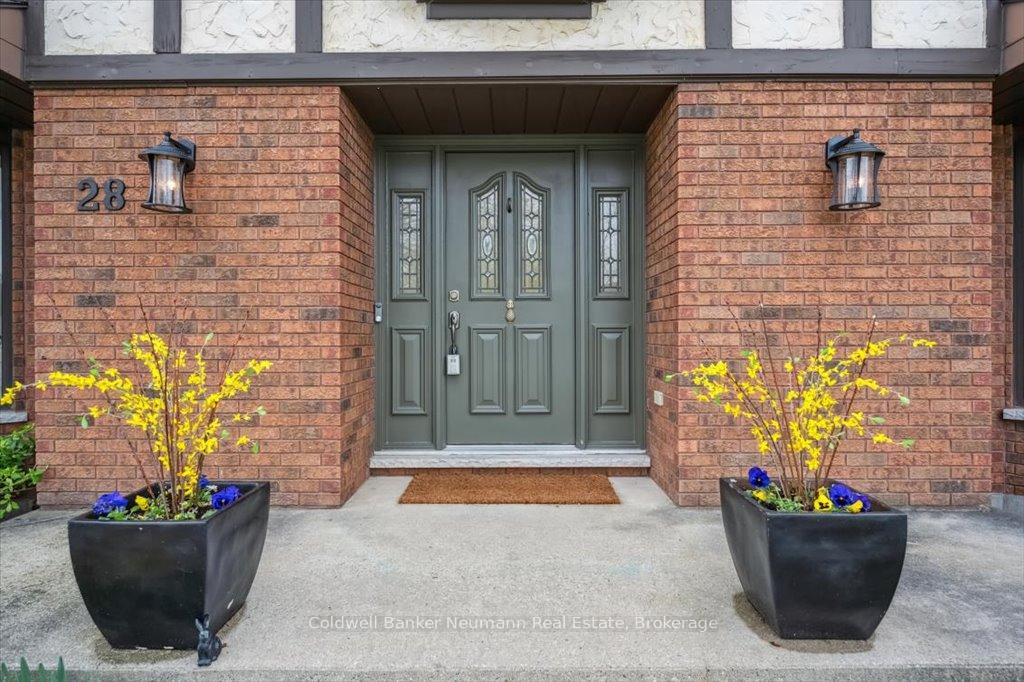 Photo 4 of 28 Valleyridge Trail, Guelph, Kortright Hills — HOMEH