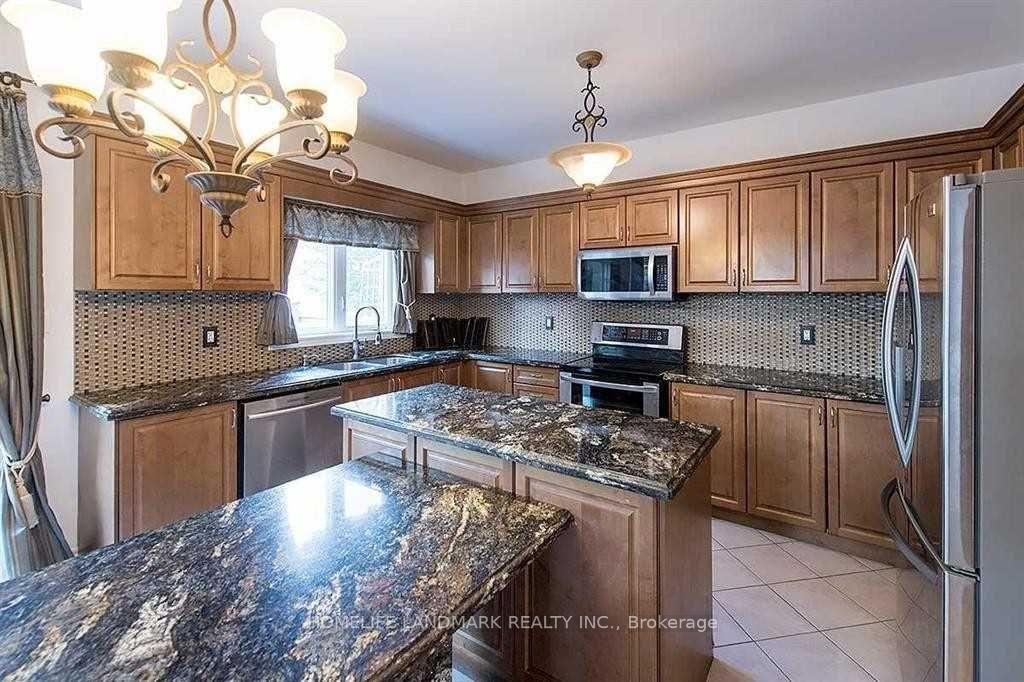 Photo 2 of Unit Upper, 221 Tonner Crescent, Aurora, Bayview Northeast — HOMEH