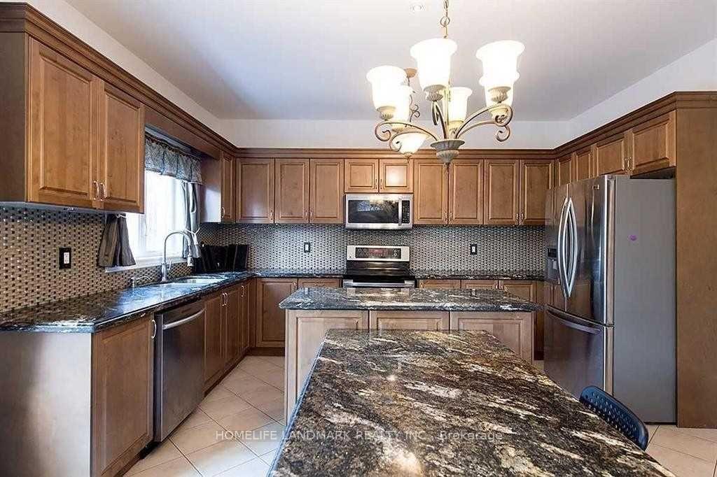 Photo 4 of Unit Upper, 221 Tonner Crescent, Aurora, Bayview Northeast — HOMEH
