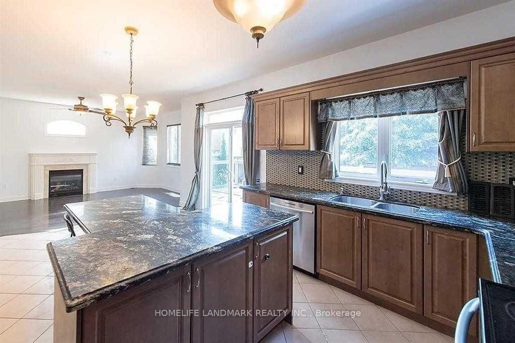 Photo 7 of Unit Upper, 221 Tonner Crescent, Aurora, Bayview Northeast — HOMEH