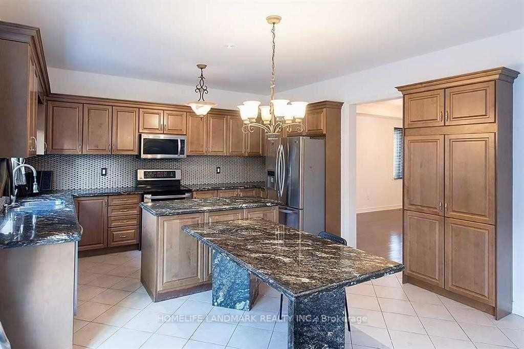 Photo 6 of Unit Upper, 221 Tonner Crescent, Aurora, Bayview Northeast — HOMEH