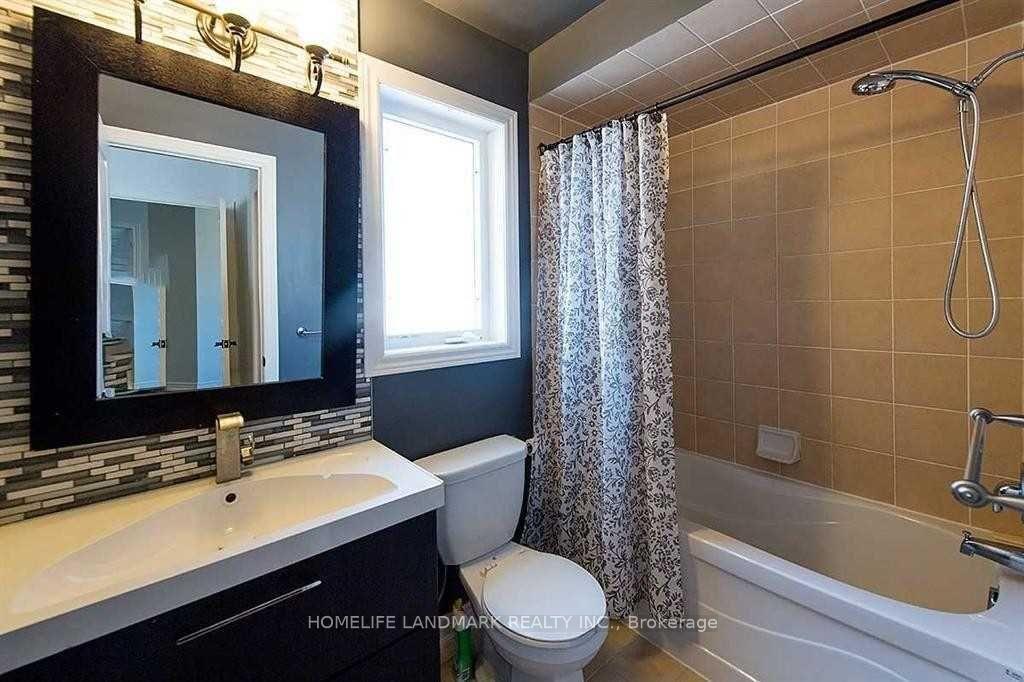 Photo 23 of Unit Upper, 221 Tonner Crescent, Aurora, Bayview Northeast — HOMEH