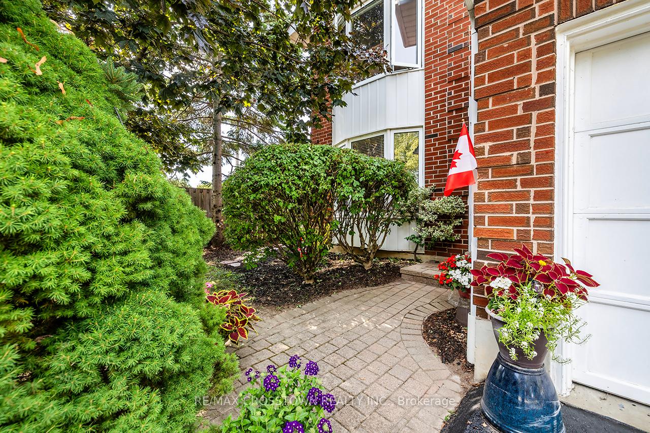 Photo 2 of 44 Hewitt Crescent, Ajax, South East — HOMEH