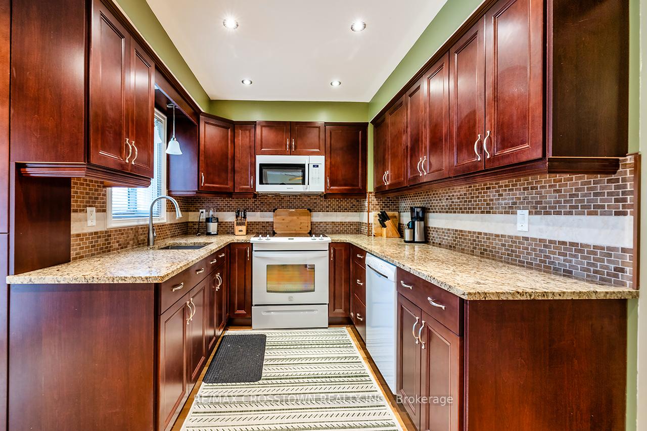 Photo 14 of 44 Hewitt Crescent, Ajax, South East — HOMEH