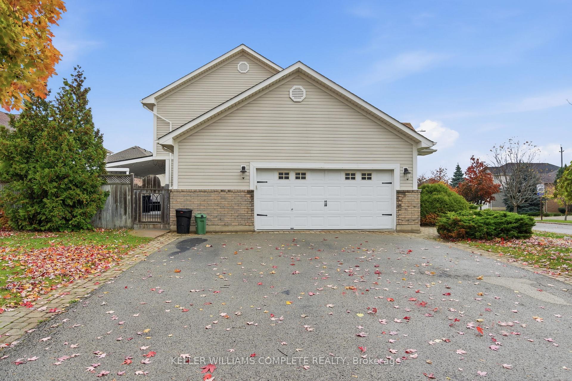 Photo 2 of 8 Sidney Crescent, Hamilton, Stoney Creek Mountain — HOMEH